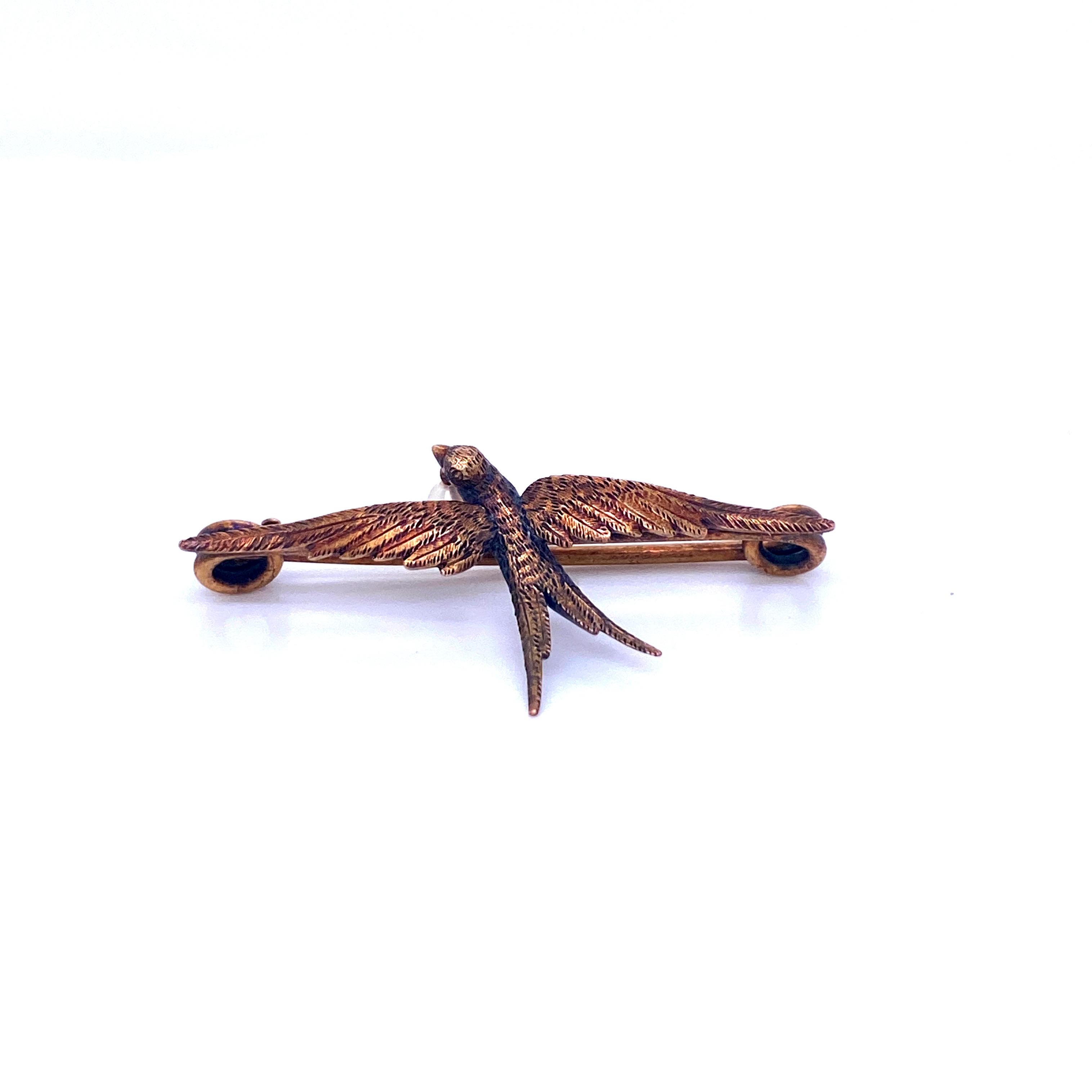 Exceptional Victorian handcrafted 12k rose Gold Pin, expertly set with a mobile pearl, it depicts a swallow in flight. Circa 1890
Nice to wear or to collect

CONDITION: Pre-owned - Excellent 
METAL: 18k Gold
DESIGN ERA: Victorian
MEASURES: long 1,25