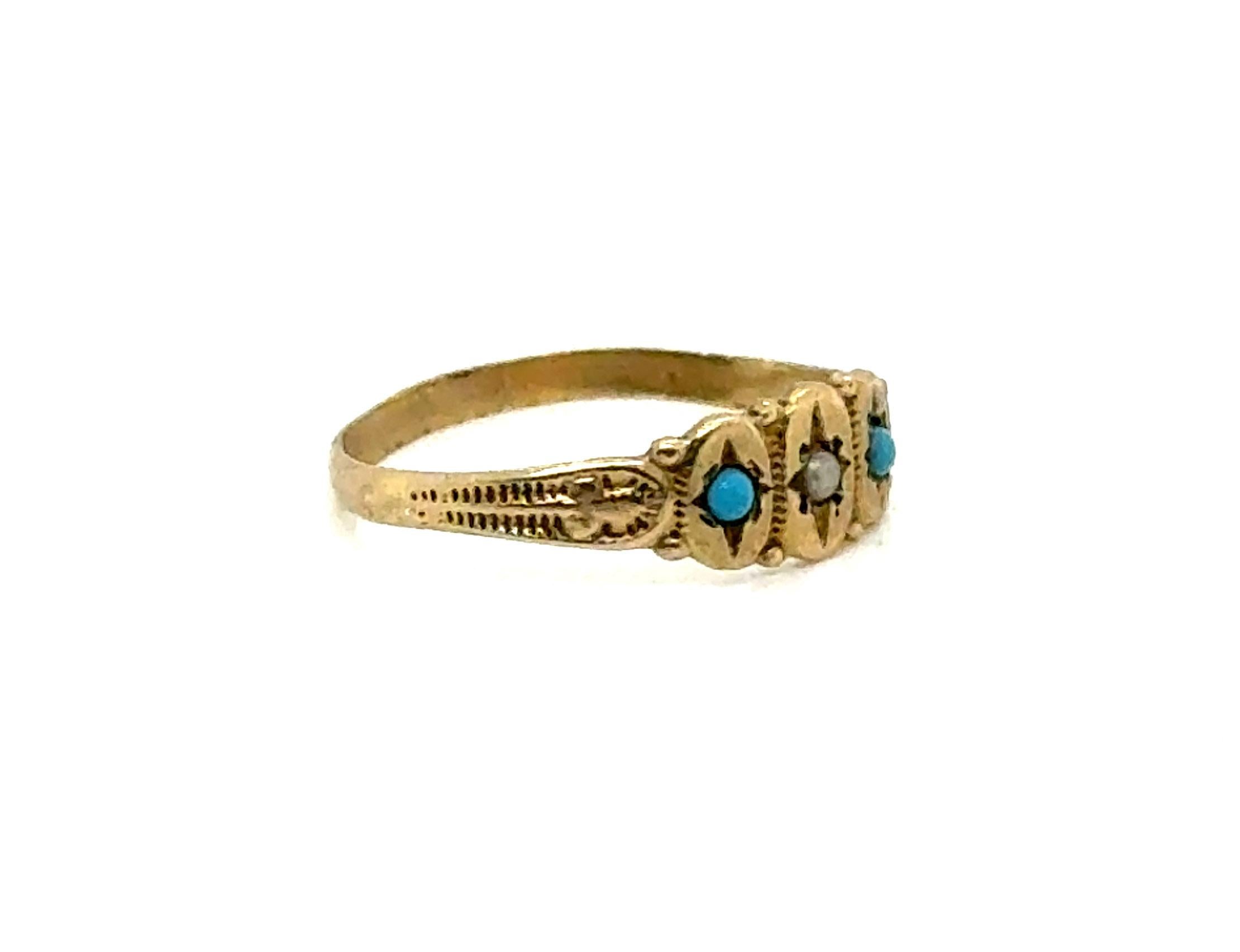 Autentico originale vittoriano antico degli anni 1880-1890 Anello di fidanzamento con diamante e perla in oro giallo  


Presenta un centro di vera perla di mare

Accentuato da pietre turchesi su entrambi i lati

Marchio registrato Ostby & Barton
