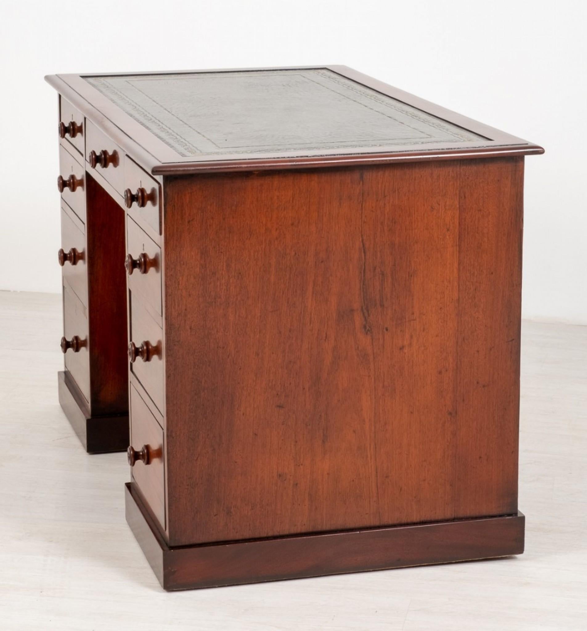 Viktorianischer Mahagoni-Sockel-Schreibtisch.
Dieser Mahagoni-Schreibtisch verfügt über 9 abgestufte Schubladen mit gedrechselten Knöpfen.
Die Oberseite des Schreibtisches hat eine Schreibfläche aus grünem Leder (Ersatz) mit handgefertigter