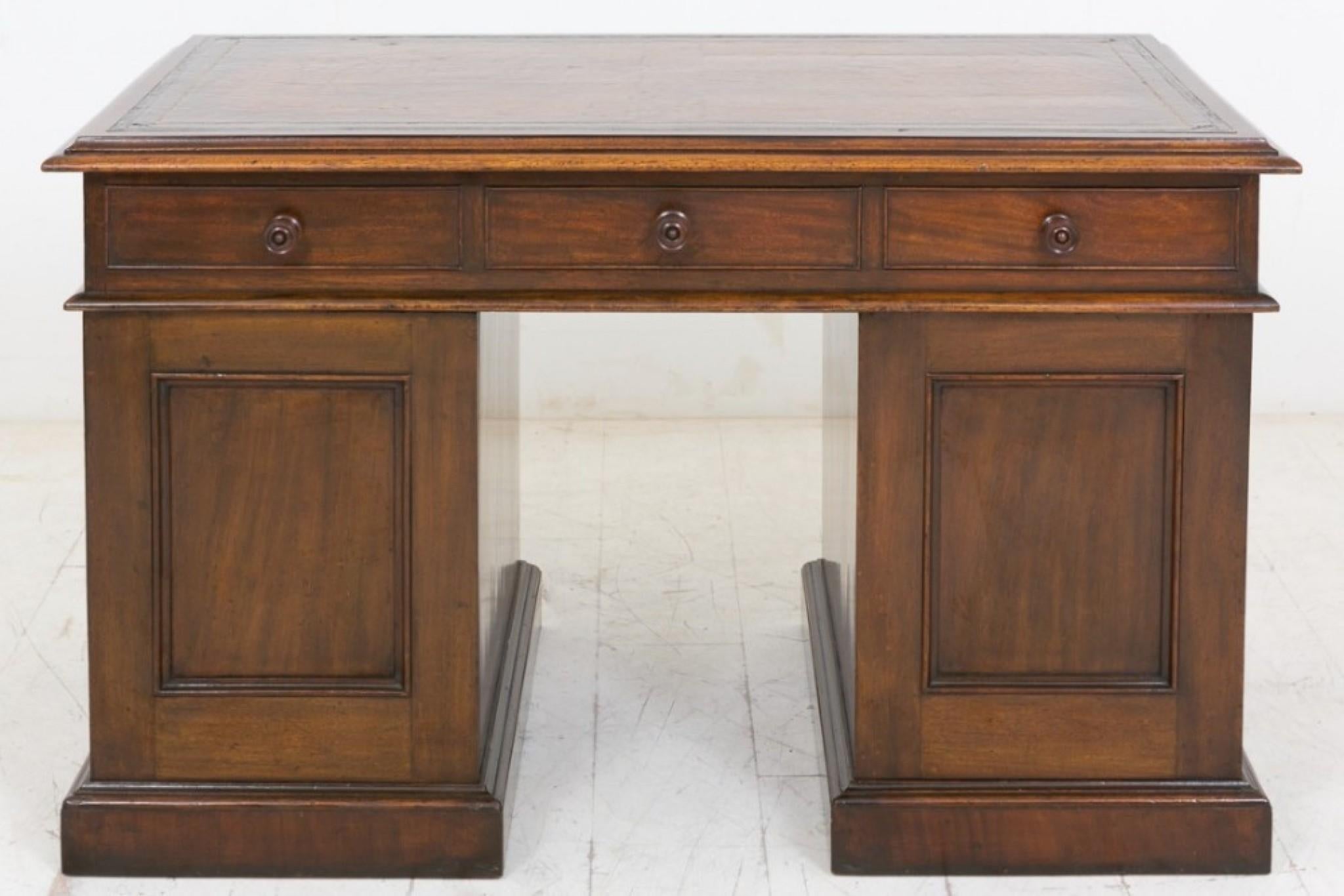 Victorian Pedestal Desk Antique Mahogany Writing Table, 1850 For Sale 5