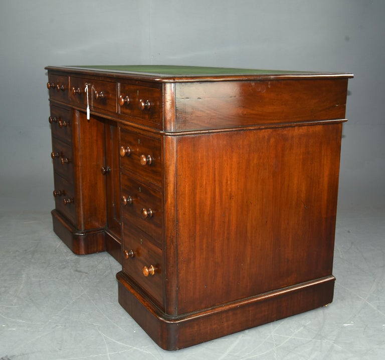 Victorian Pedestal Desk For Sale at 1stDibs