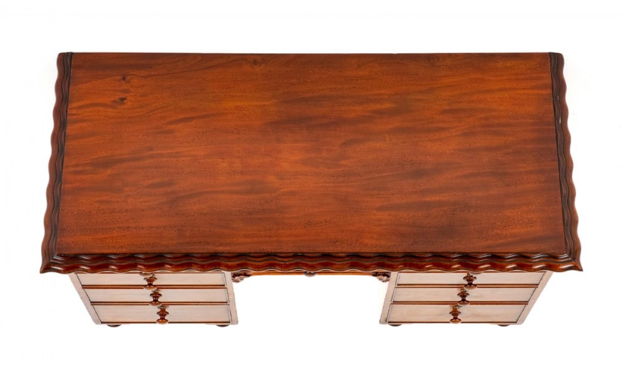 Viktorianischer Mahagoni-Schreibtisch mit 9 Schubladen.
Dieser Schreibtisch steht auf gedrechselten Bun-Füßen.
CIRCA 1850
Mit einer Anordnung von 9 mahagonigefütterten Schubladen.
Die Schubladen behalten ihre originalen gedrehten Knöpfe.
Die