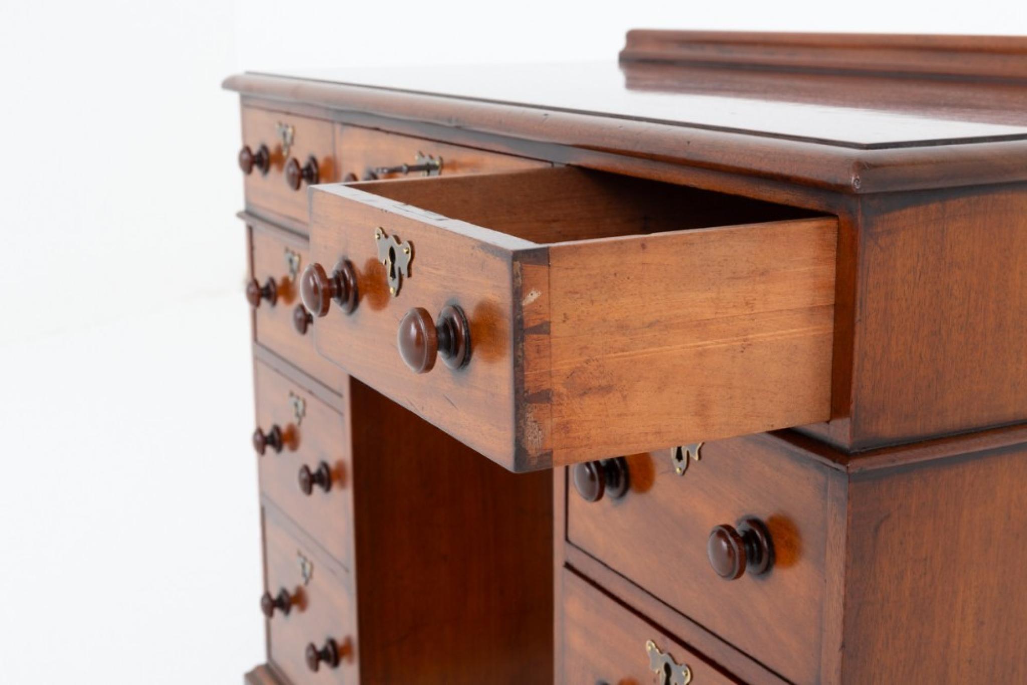 Bureau victorien à caisson en acajou
Circa 1860
Ce bureau repose sur un socle
Can peut être expédié partout dans le monde, y compris aux États-Unis, s'il vous plaît prendre contact pour un devis d'expédition.
Avec un arrangement de 9 tiroirs doublés