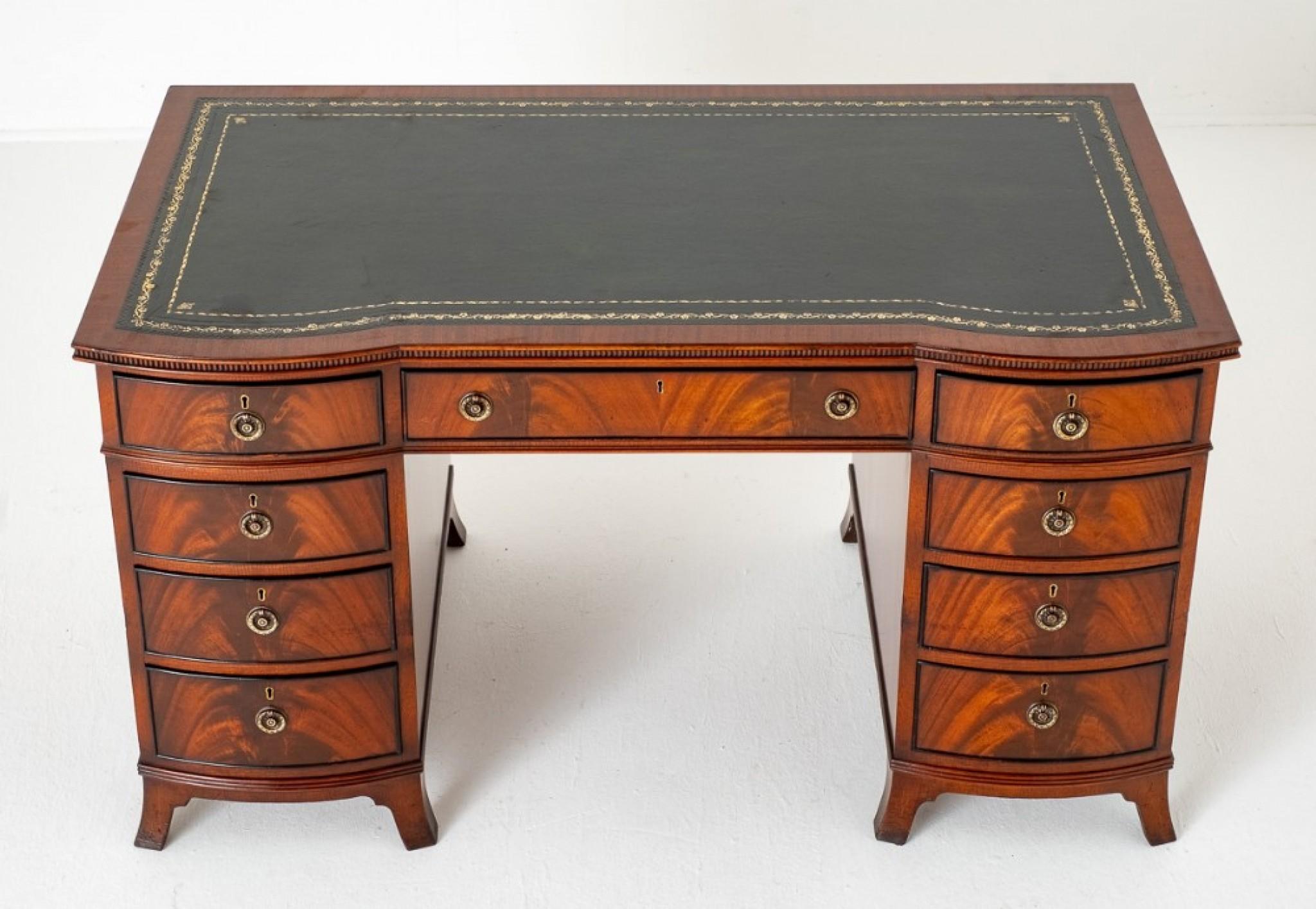 Victorian Mahogany Pedestal Desk.
This Wonderful Desk Features an Arrangement of 9 Mahogany Lined Drawers.
Each Pedestal Being of a Bow Form.
Circa 1900
The Drawer Fronts Having Wonderful Flame Mahogany Timbers,
Original Brass Ring Pull Handles and