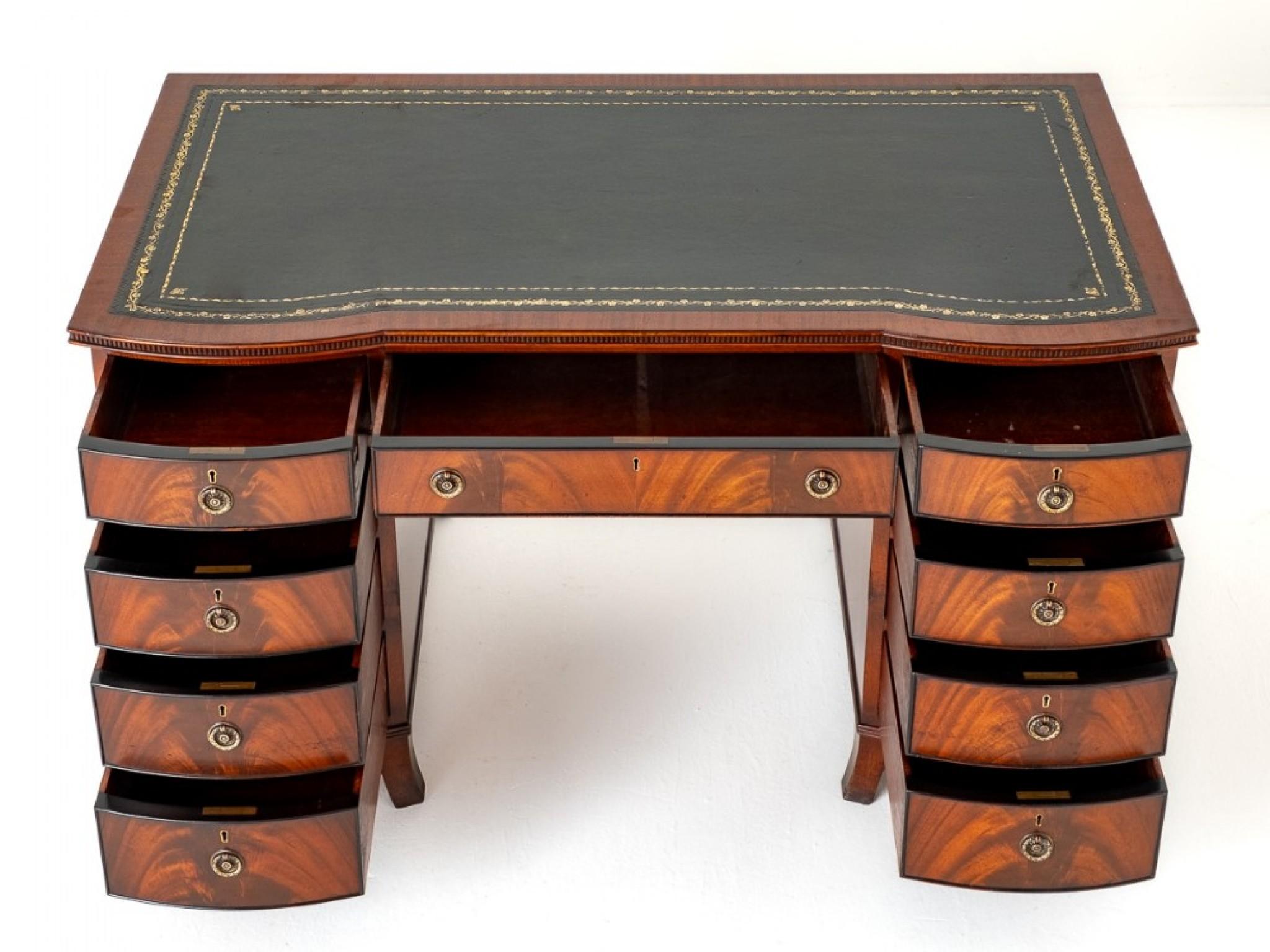 Early 20th Century Victorian Pedestal Desk Mahogany 1900 Writing Table For Sale