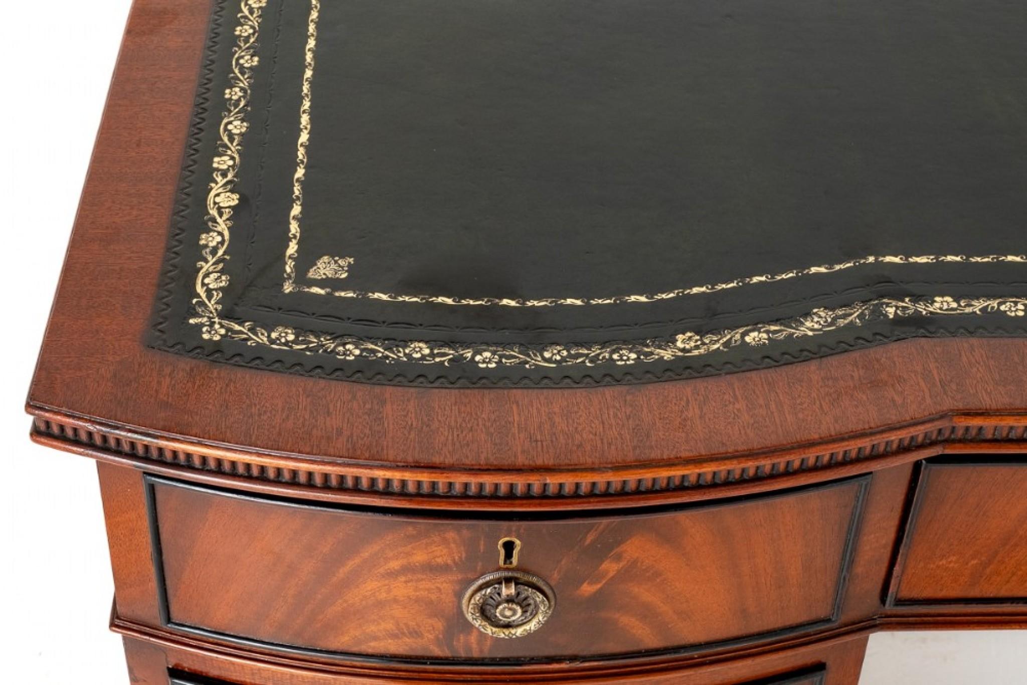Début du 20ème siècle Table d'écriture victorienne à piédestal en acajou 1900 en vente