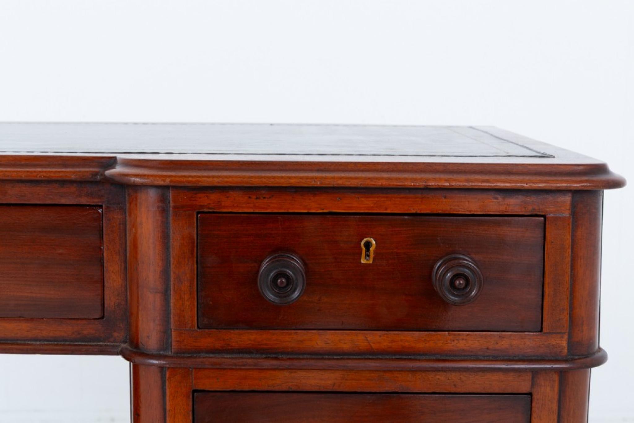 Scrivania vittoriana a piedistallo in mogano antico 1860 In condizioni buone in vendita a Potters Bar, GB