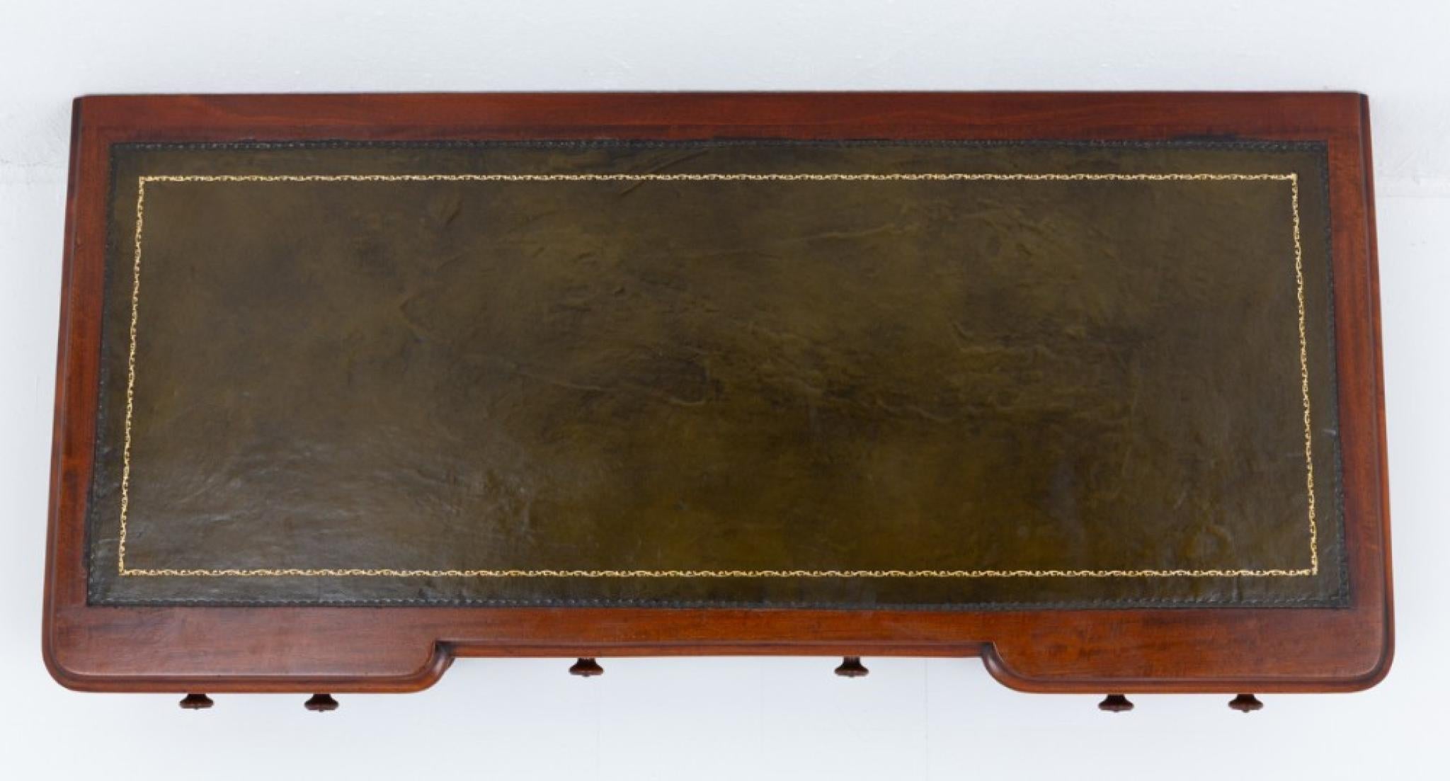 Scrivania vittoriana a piedistallo in mogano antico 1860 in vendita 1