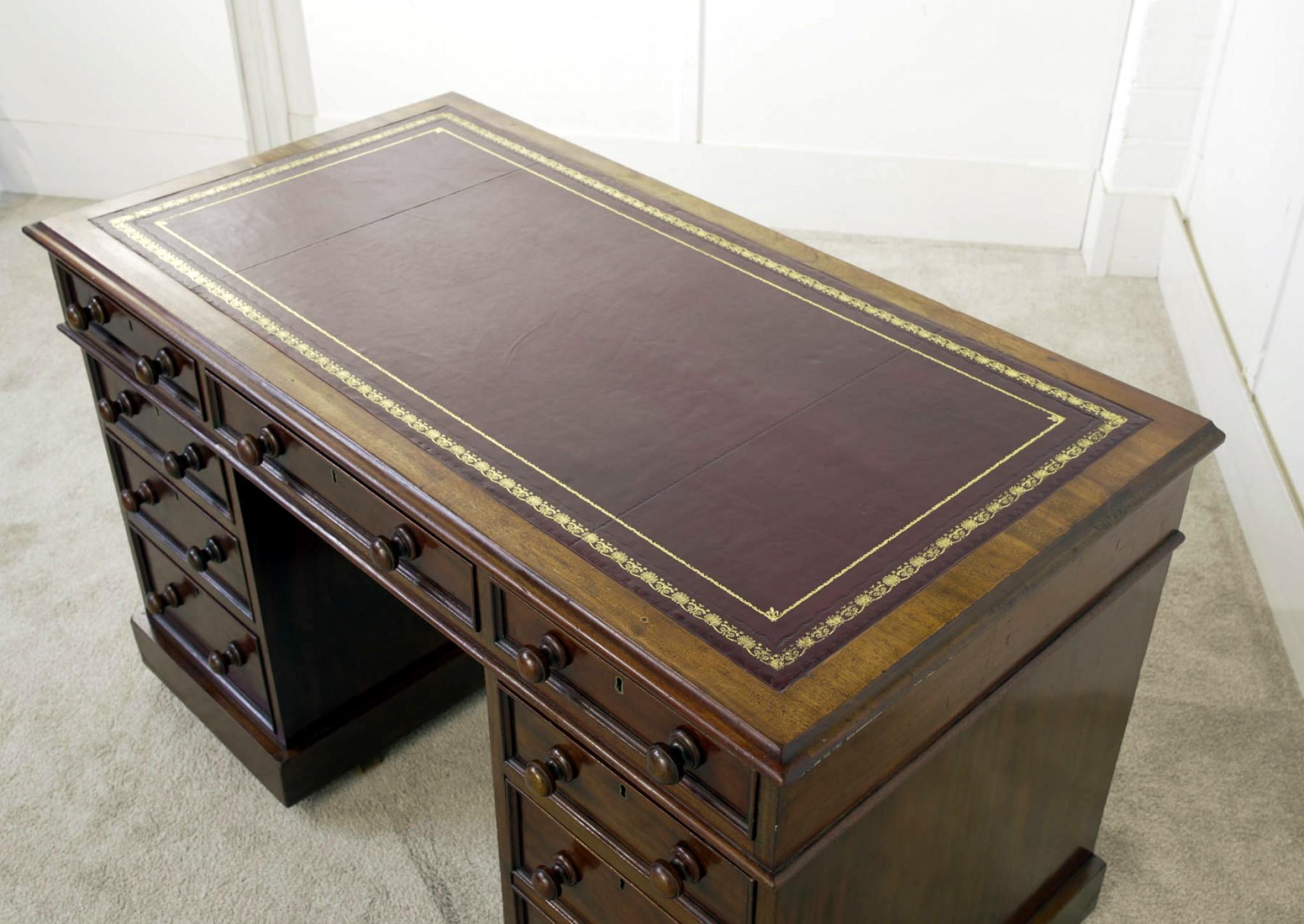 Stai visualizzando una splendida scrivania d'epoca vittoriana in mogano.
Otto cassetti con serratura per un ampio spazio di archiviazione
Piano in pelle rifinito in rosso con goffratura dorata
Circa 1880
Questo esemplare è stato completamente