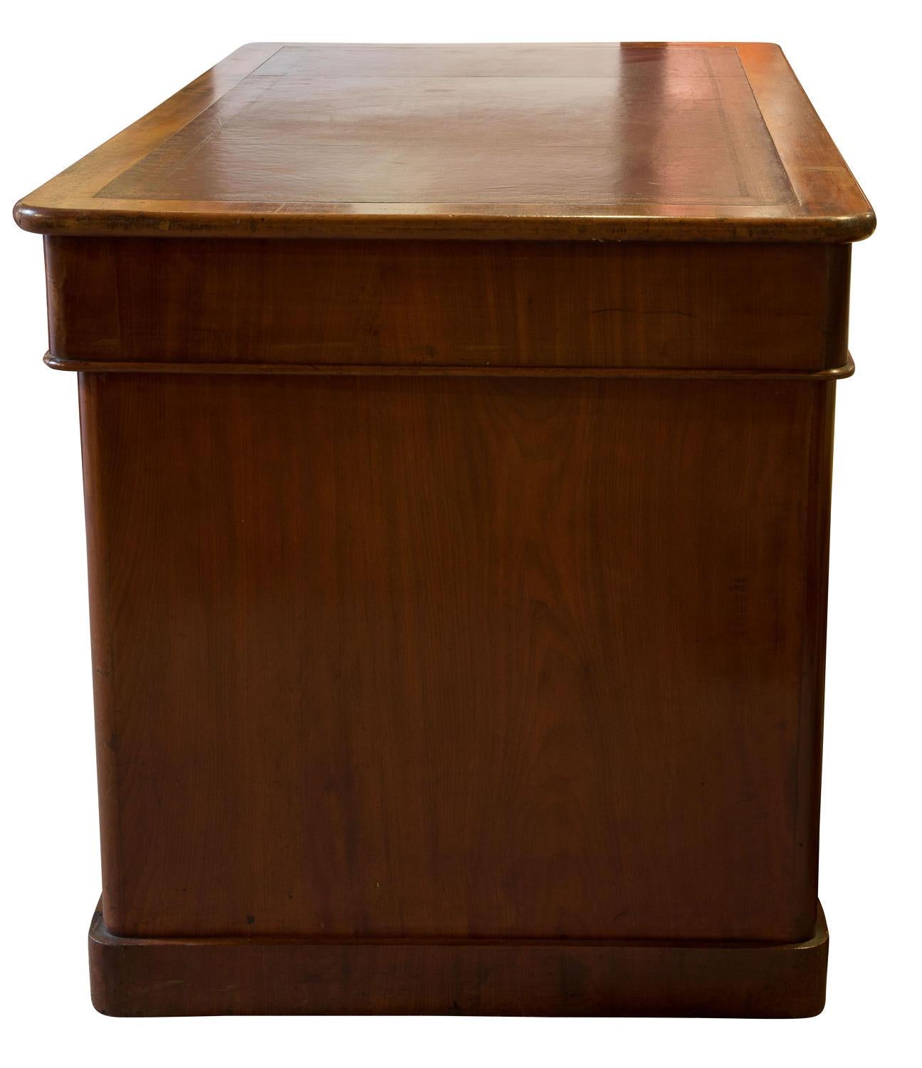 Victorian mahogany twin pedestal desk of 9 drawers, the pedestals with locking side bars. The top with maroon leather inset. Retaining all its original turned knobs,

 
circa 1860.
