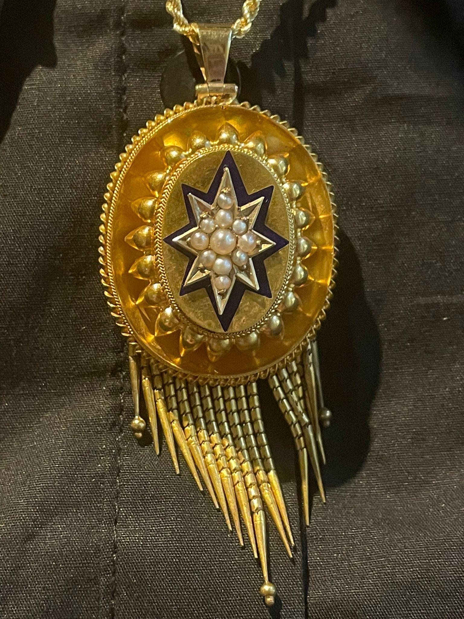 Victorian Pendant 18 Karat Yellow Gold Enamel Pearl circa 1860 For Sale 1