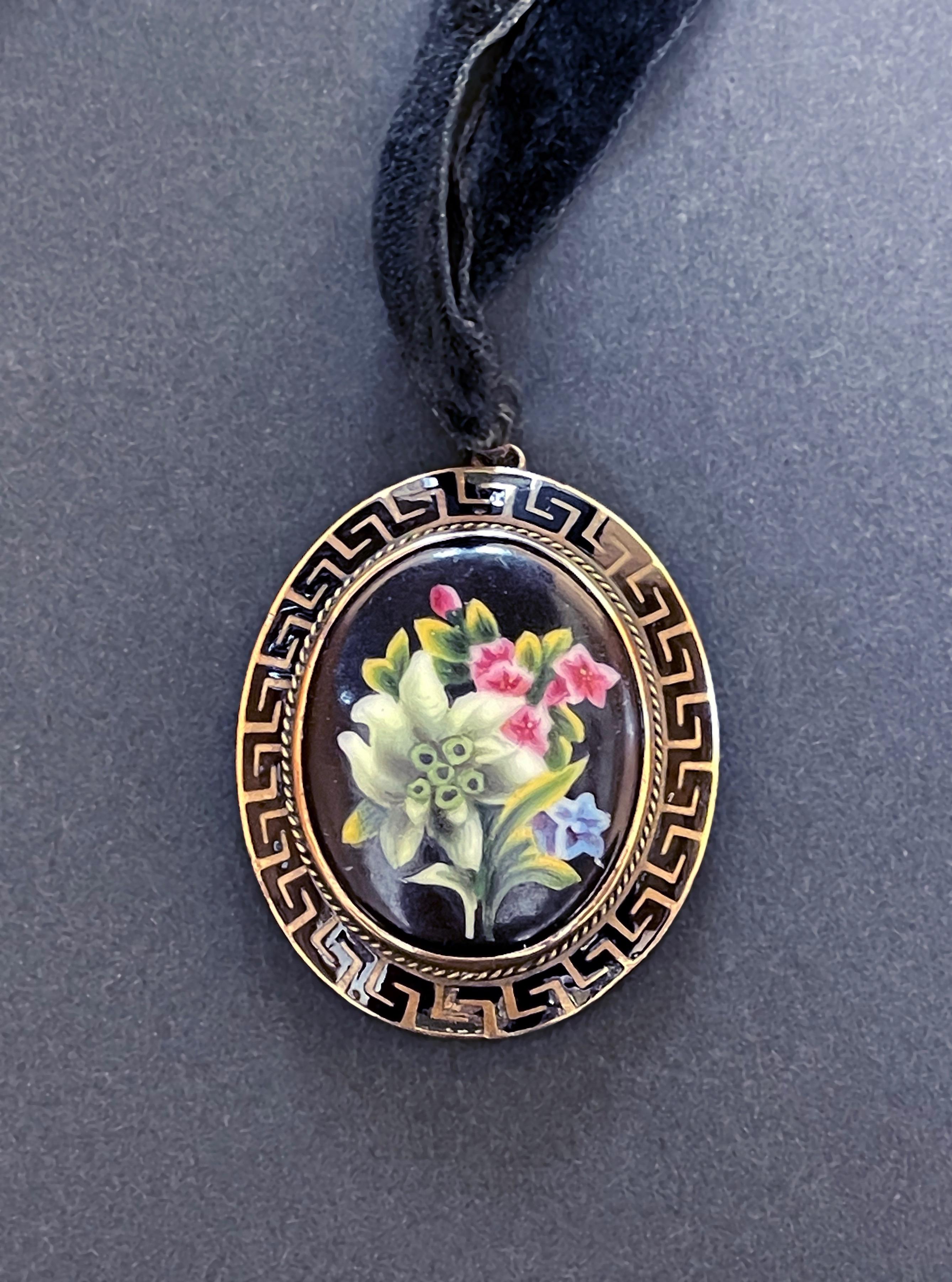 Beautifully designed large pendant from brass and porcelain.
Depicting a larger Edelweiss and possibly a Forget-me-not (Vergissmeinnicht).
The locket is lidded with a glass window, framed delicately to hold a small treasure.
Made around 1900-1910,