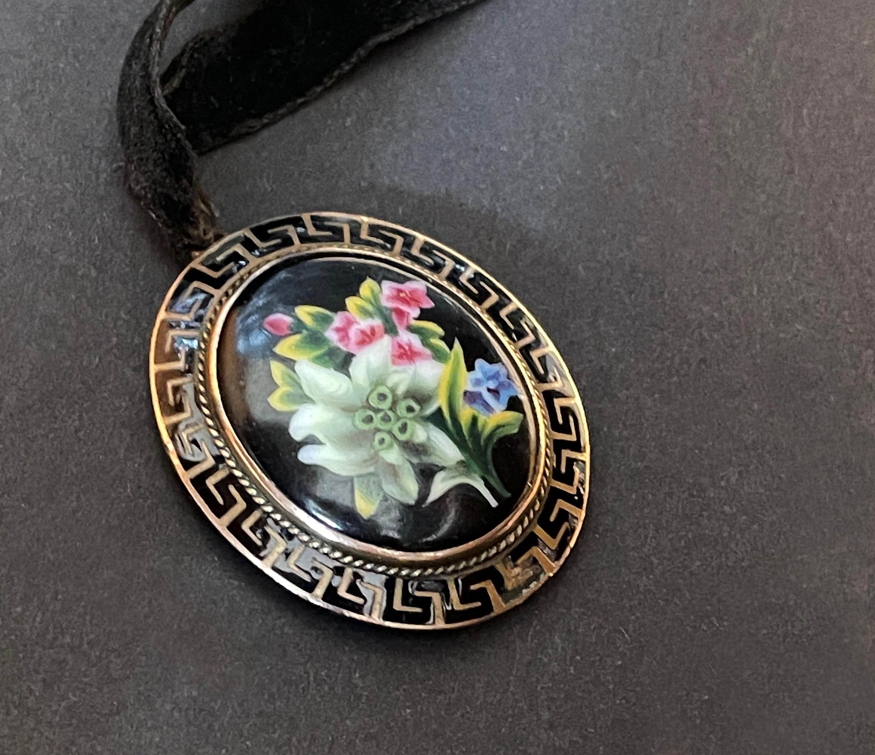 Victorian Pendant Locket around 1910 Brass & Glossy Porcelain Edelweiss, Germany In Good Condition In Andernach, DE