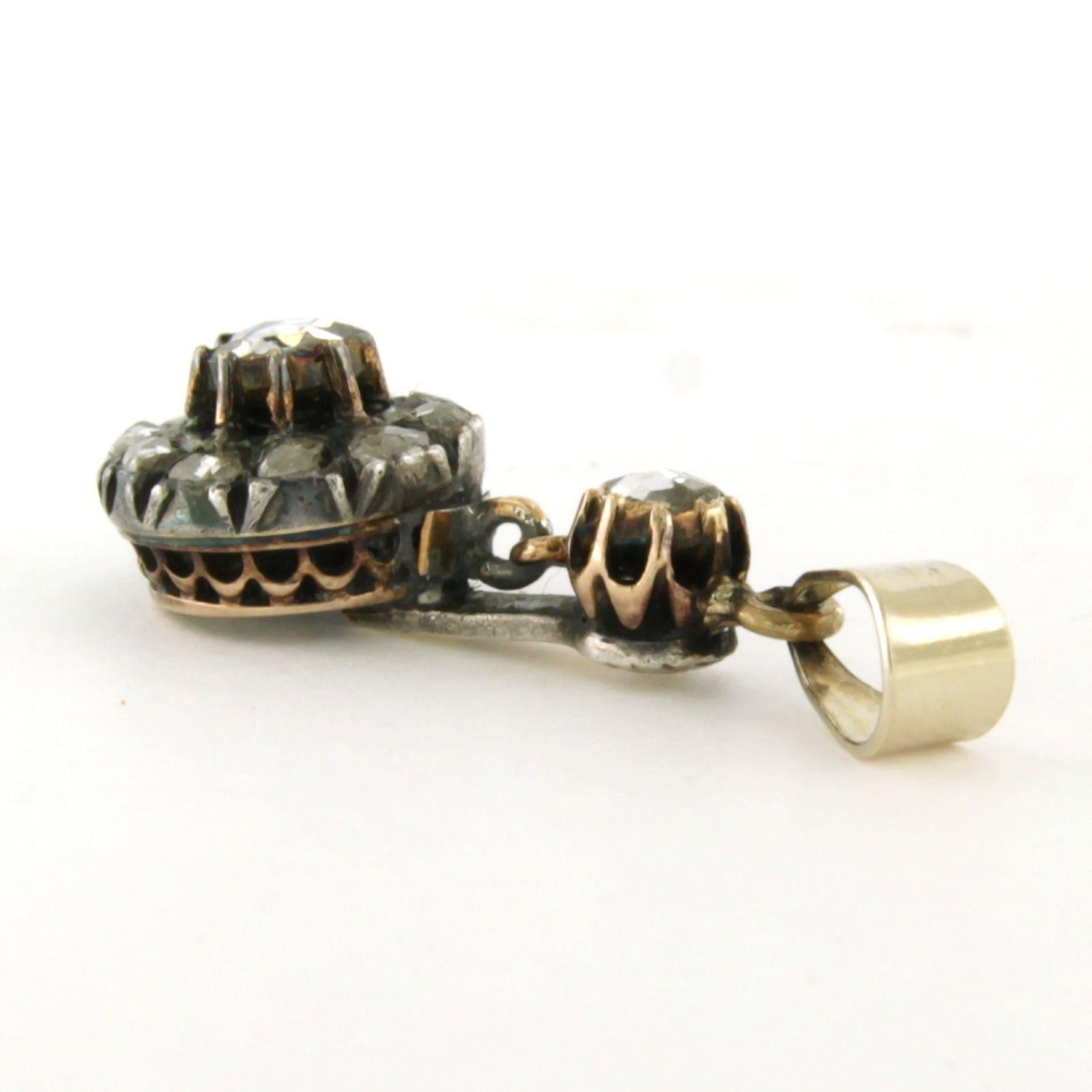 Anhänger aus 14 Karat Gelbgold mit Silber, besetzt mit einem Diamanten im Rosenschliff, insgesamt ca. 0,30ct - G/H - SI 

Ausführliche Beschreibung

die Größe des Anhängers ist 2,5 cm hoch und 0,9 cm breit

Gesamtgewicht: 2,2 Gramm

gesetzt mit:

-