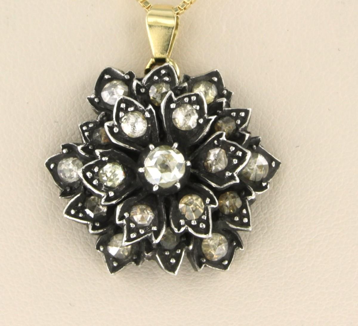 Pendentif en or jaune 14k et argent serti de diamants taille rose jusqu'à 0,60 ct - G/H - SI - 12,2 grammes

Description détaillée

Le pendentif mesure 3,3 cm de haut et 2,6 cm de large.

Poids total : 12,2 grammes

Set avec :

- 19 x 3,1 mm - 5,0