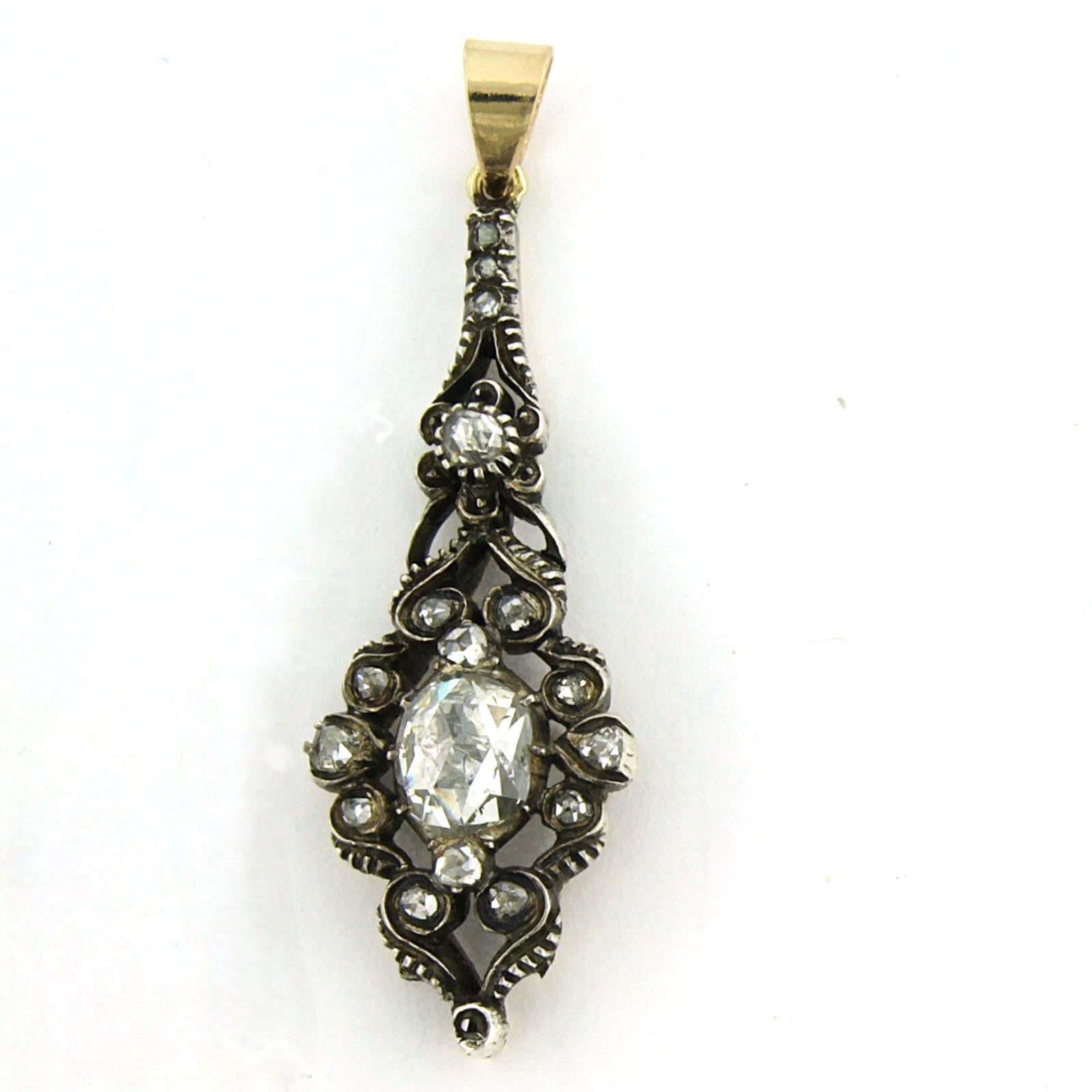 14k yellow gold with silver pendant set with rose cut diamond total approximately 1.10ct – G/H - SI 

Detailed description

the size of the pendant is 4.3 cm high and 1.3 cm wide

total weight: 3.9 grams

set with:

- 1 x 6.3 mm x 5.8 mm oval rose