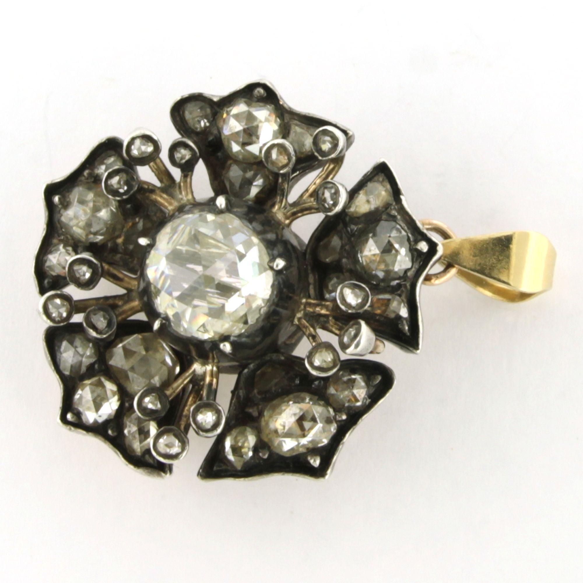 Viktorianischer Anhänger aus 14 Karat Gelbgold und Silber, besetzt mit Diamanten im Rosenschliff von bis zu 1,50 Karat - G/H - SI - 8,8 Gramm

Ausführliche Beschreibung:

Der Anhänger ist 3,1 cm lang und 2,4 cm breit.

Gewicht: 8.8 Gramm

Set