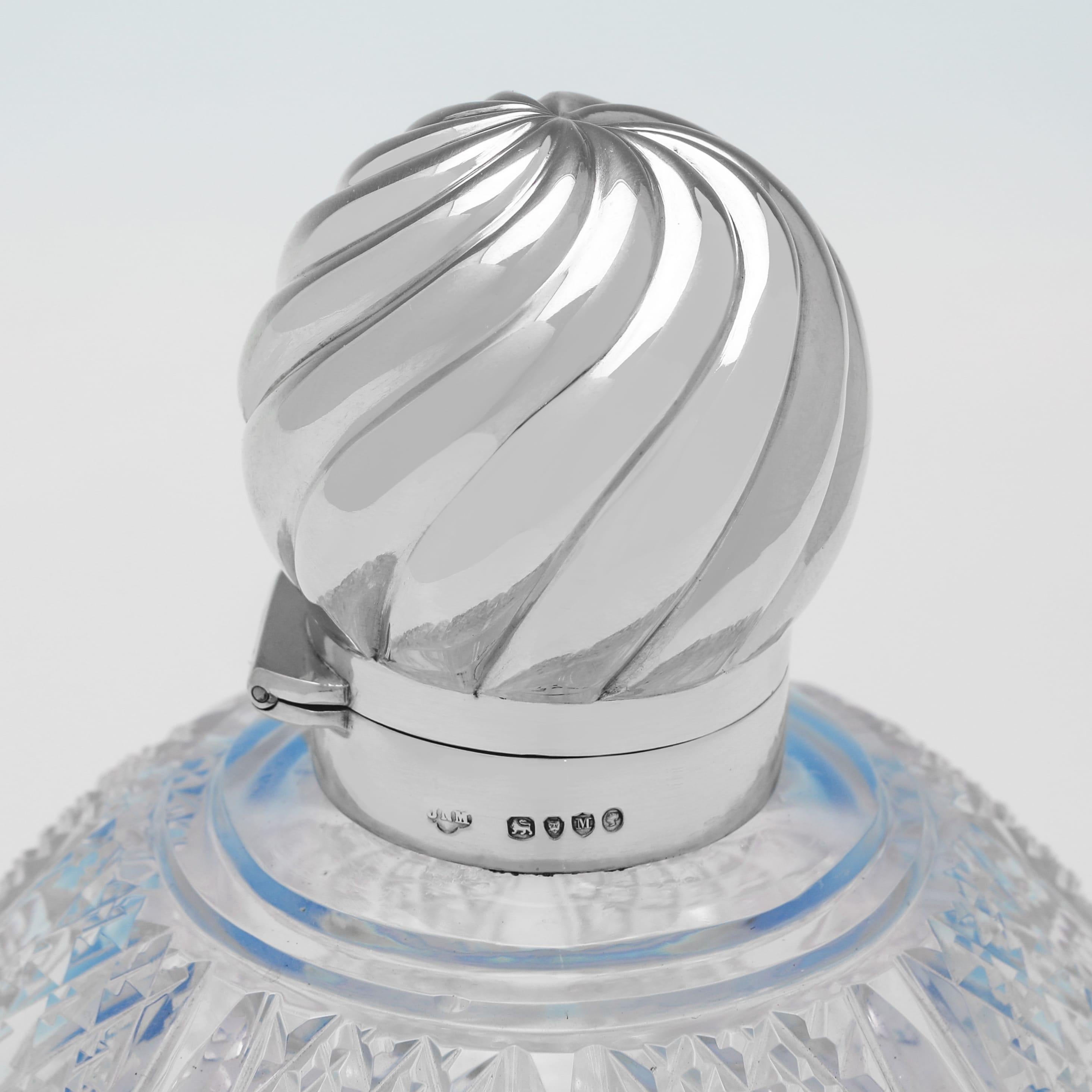 Bottiglia di profumo vittoriana realizzata da John Newton Mappin a Londra nel 1887 In condizioni buone in vendita a London, London