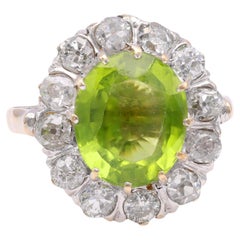 Anillo victoriano en racimo de oro con peridoto y diamantes