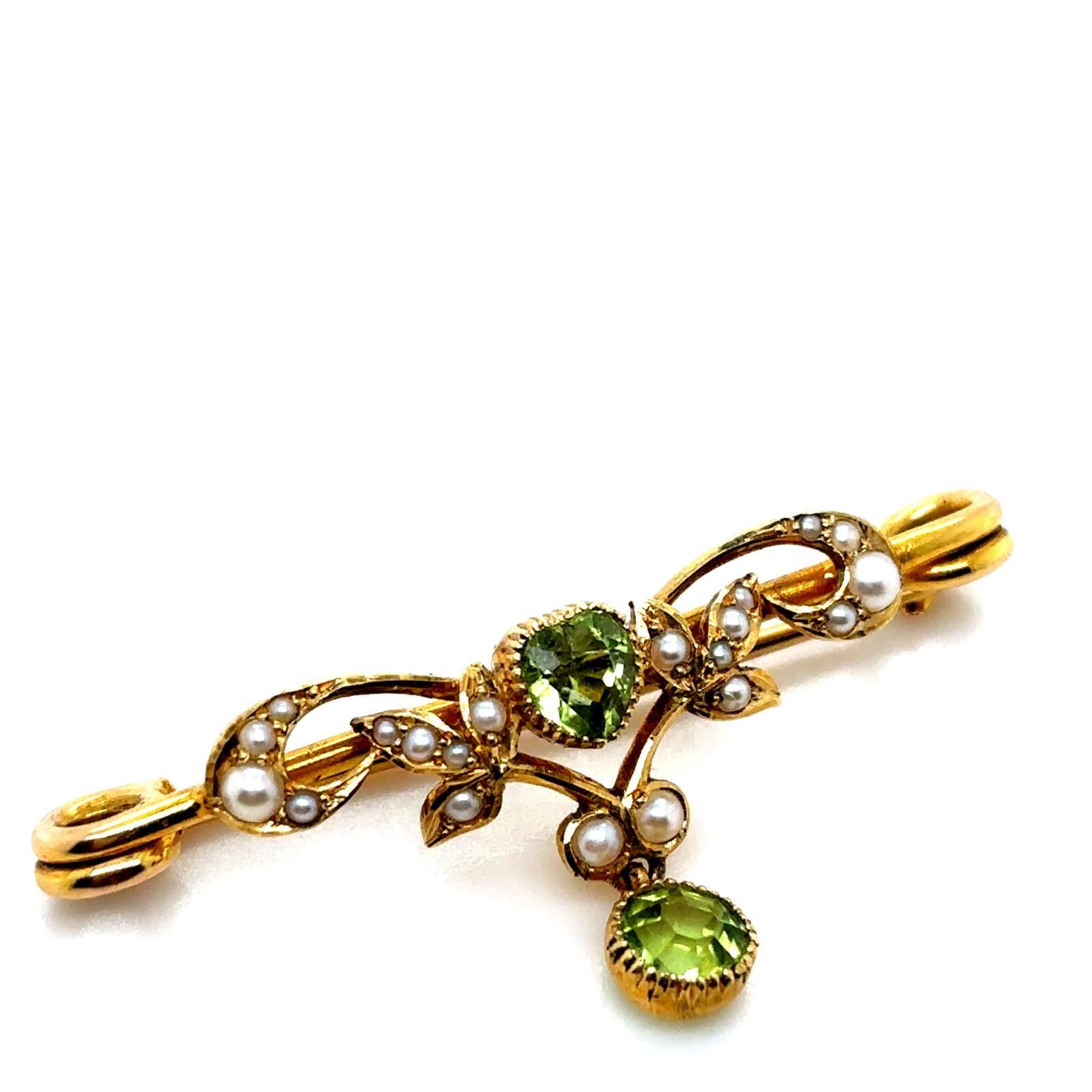 Una spilla vittoriana a cuore in oro giallo 15 carati con perle di peridoto.

Questa spilla, finemente lavorata in oro giallo 15 carati, presenta un motivo di perle di semi incastonate a grani di forma vorticosa, con al centro un peridoto a forma di