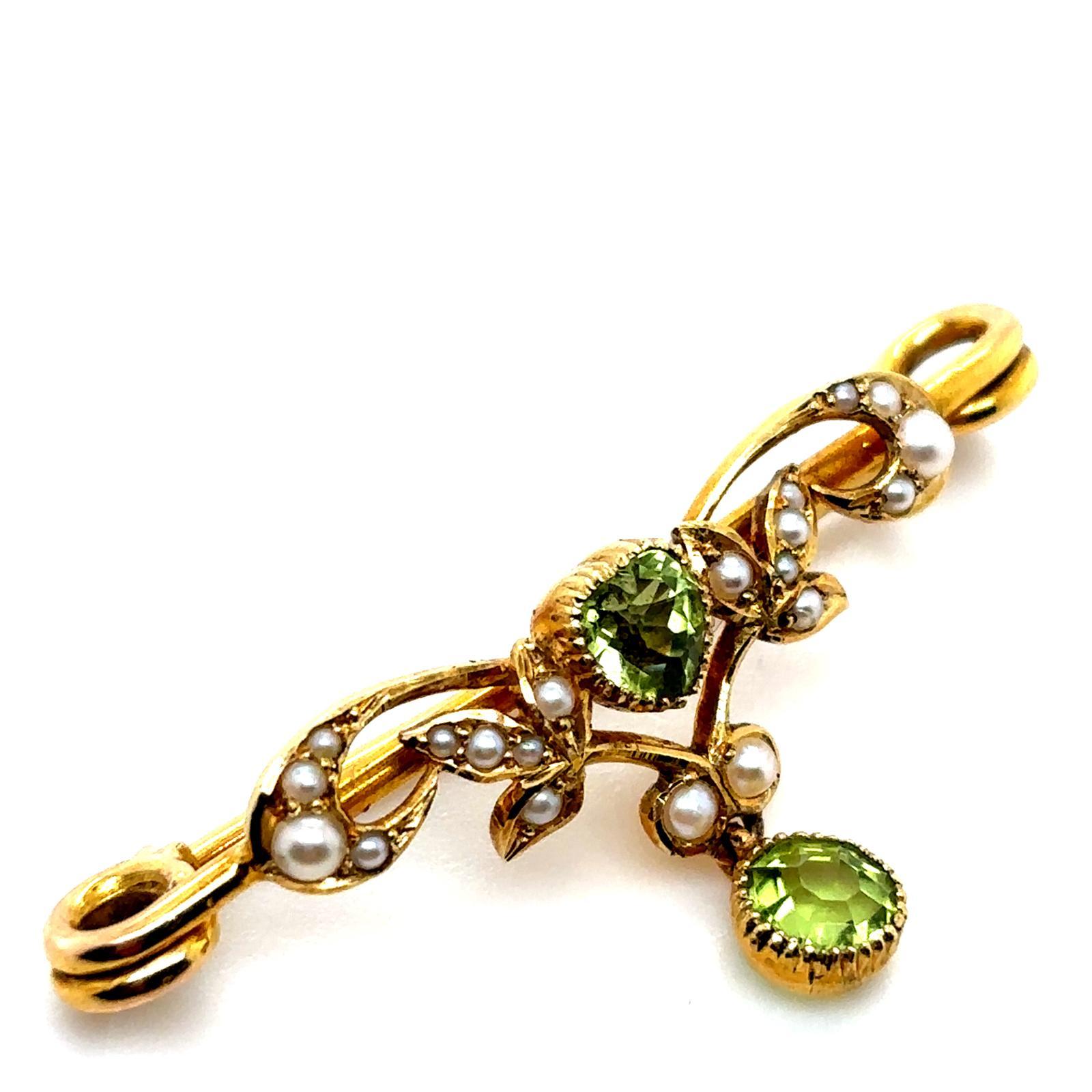Vittoriano Spilla vittoriana a cuore in oro giallo 15 carati con perle di peridoto in vendita