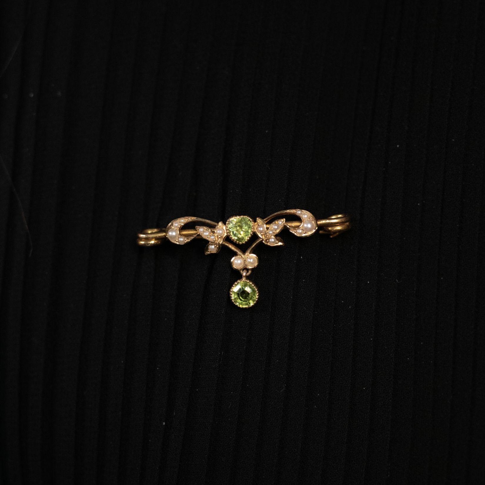 Cuore Spilla vittoriana a cuore in oro giallo 15 carati con perle di peridoto in vendita