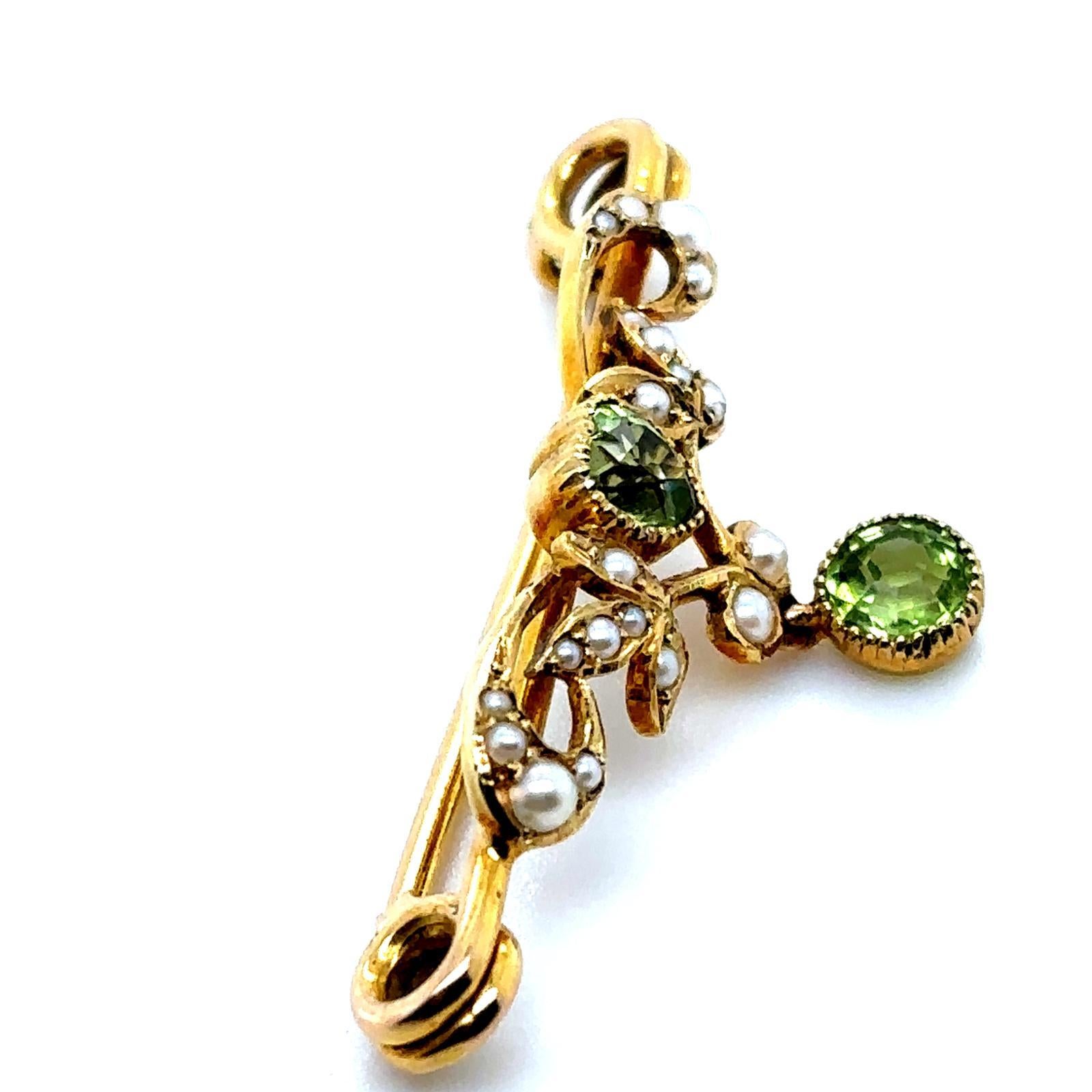 Spilla vittoriana a cuore in oro giallo 15 carati con perle di peridoto In condizioni buone in vendita a London, GB