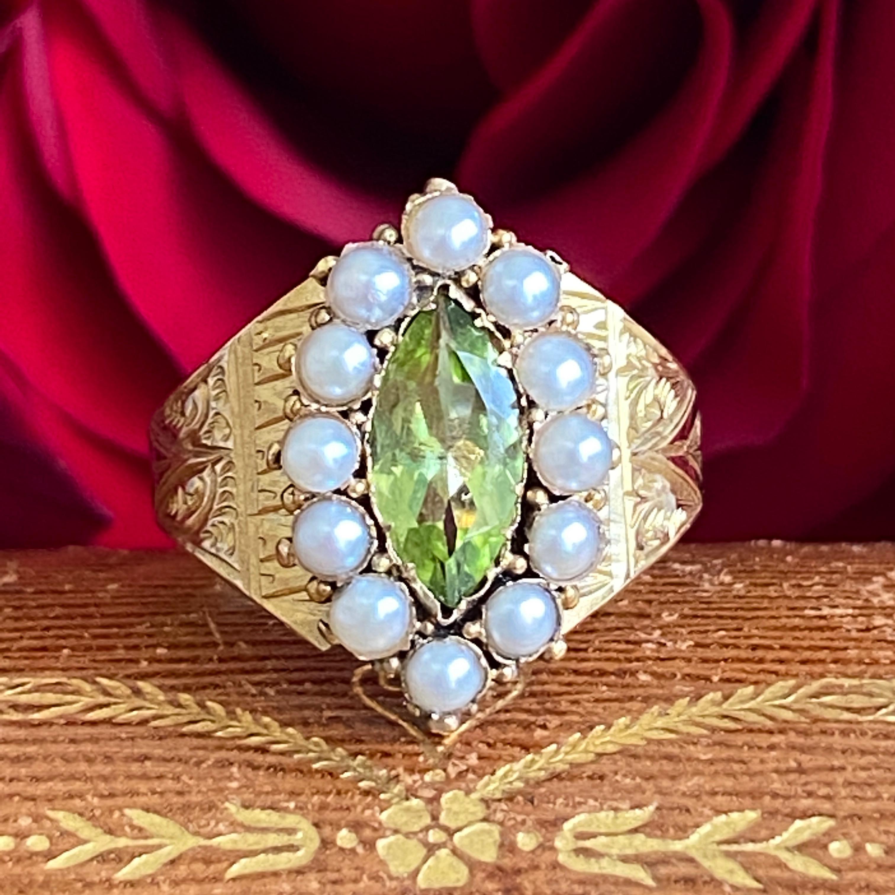 Bague victorienne en or 15 carats gravée de perles naturelles et de péridots en vente 1