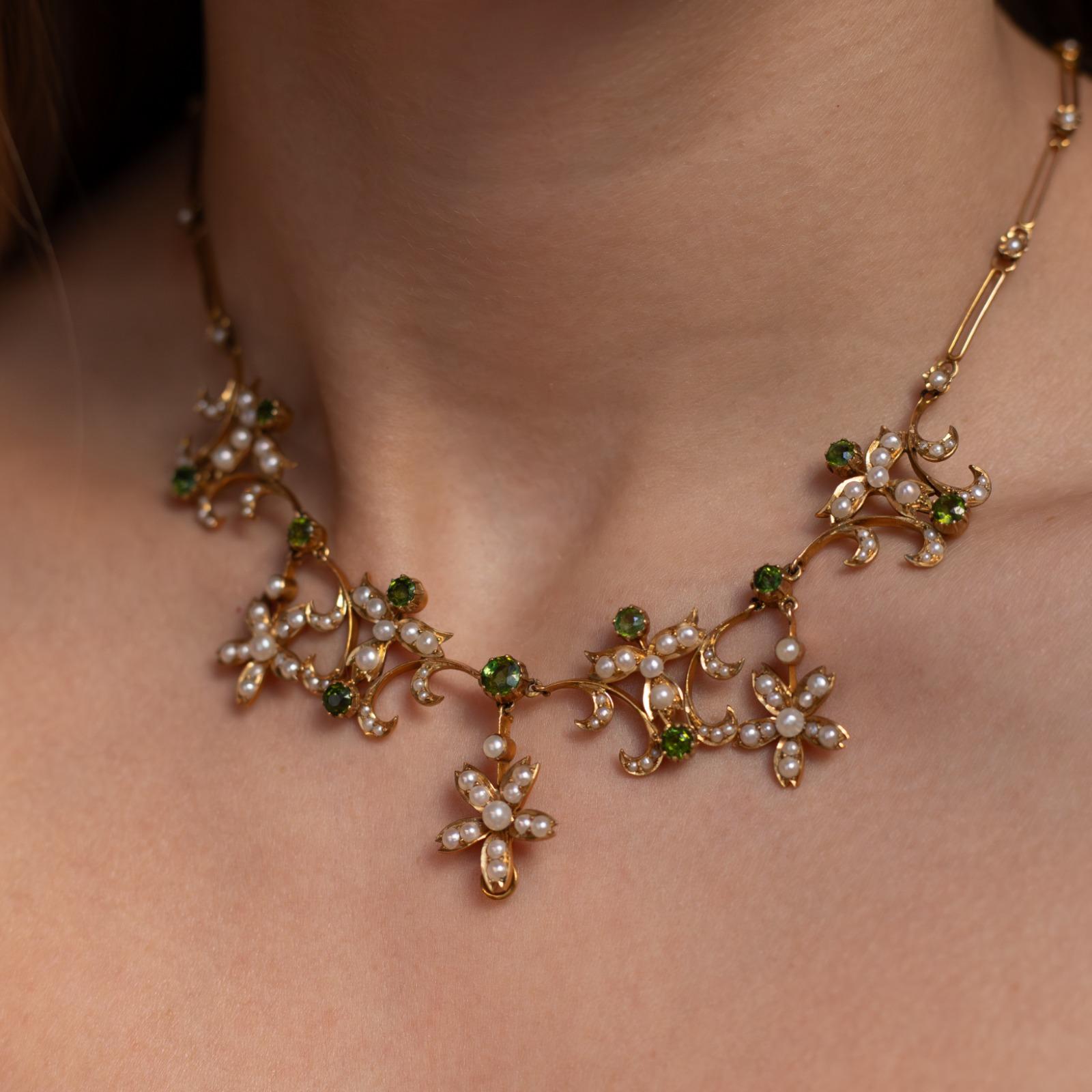 Victorian Peridot Seed Pearl Necklace 18 Karat Yellow Gold In Good Condition For Sale In London, GB