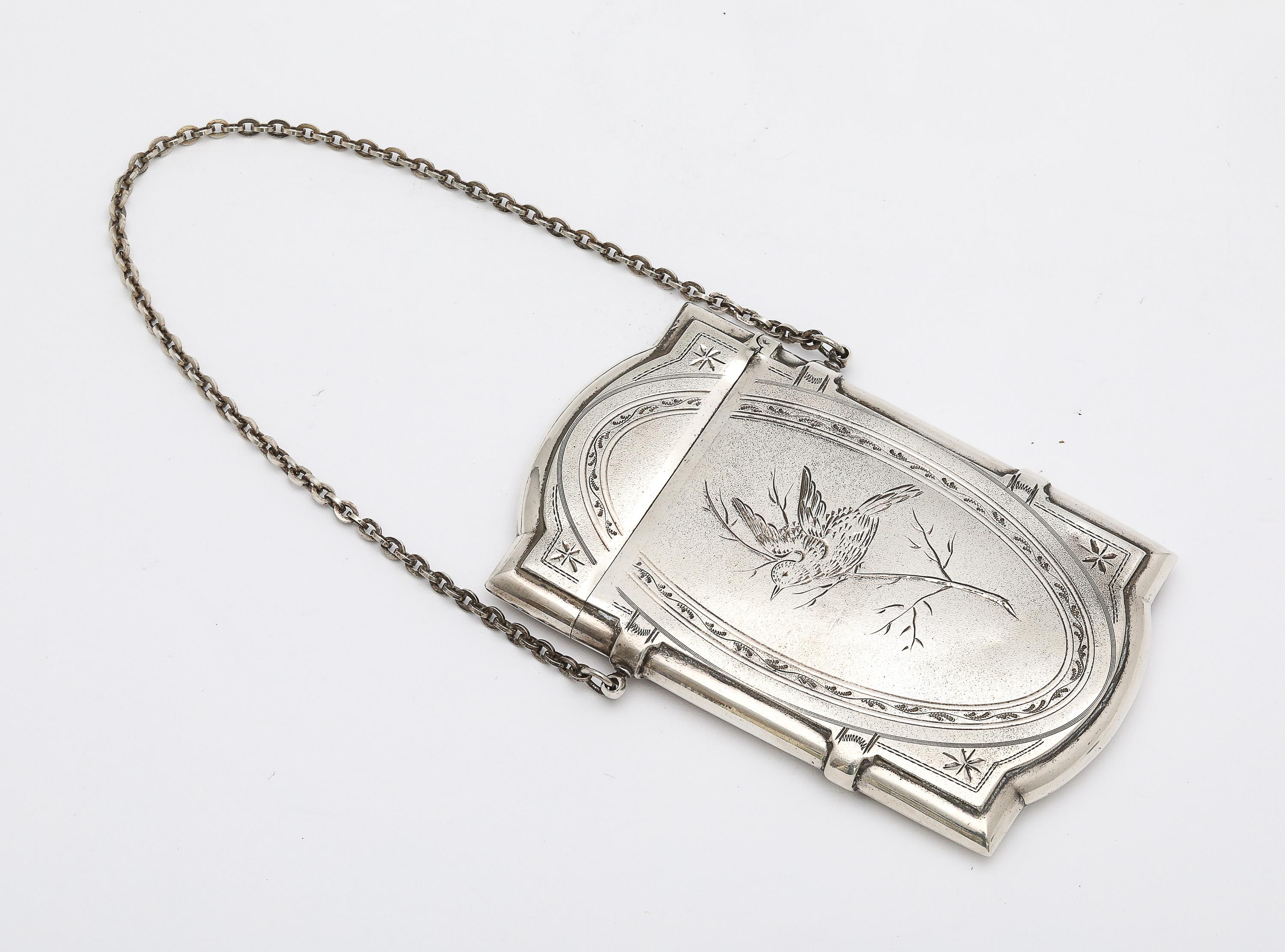 Étui à cartes de visite/carte d'affaires en argent sterling de la période victorienne/mouvement esthétique, avec couvercle à charnière et chaîne d'origine, Gorham Manufacturing Co, Providence, Rhode Island, vers 1875. 1875. L'argent sterling