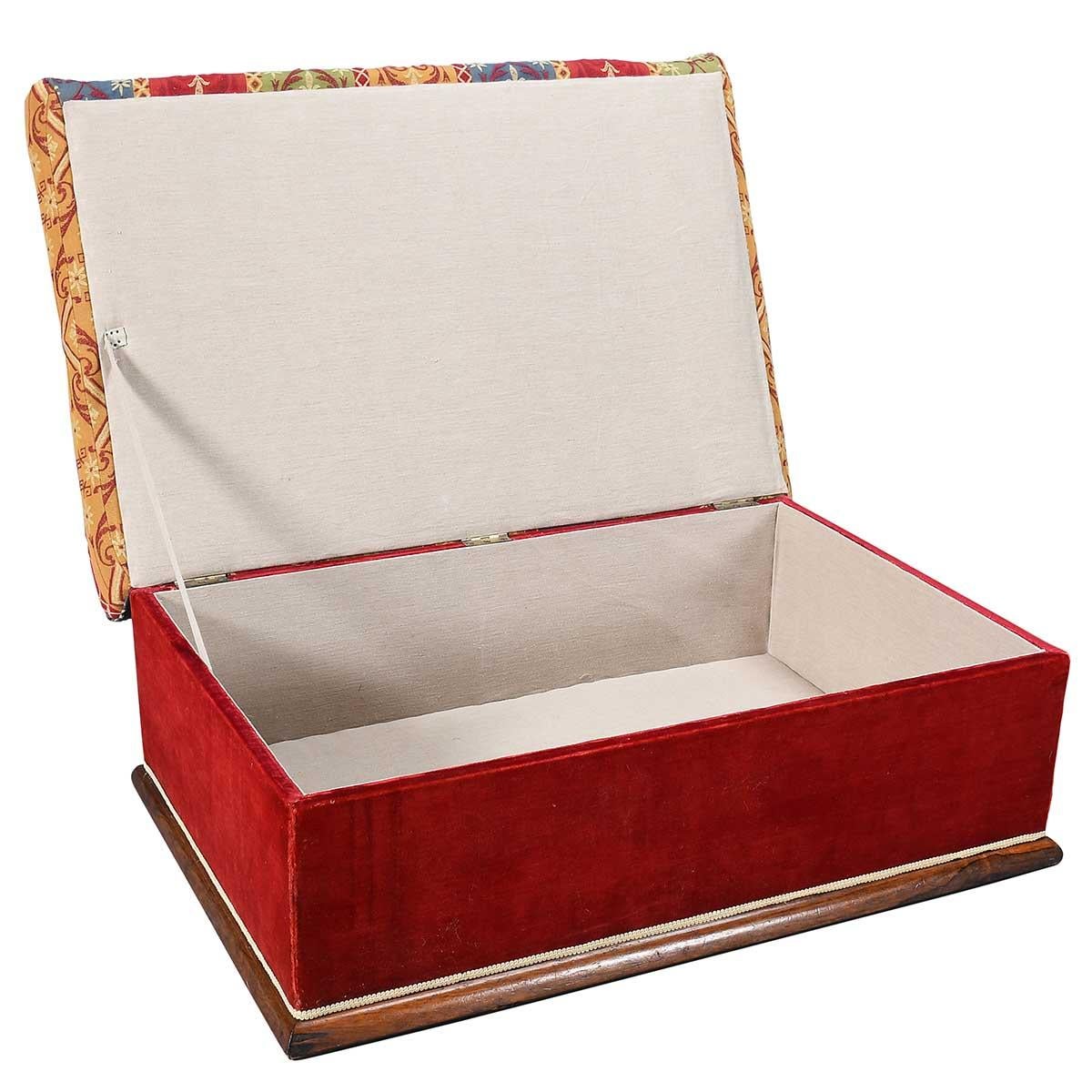 Un ottoman en forme de boîte de l'époque victorienne. Les côtés sont recouverts d'un velours bordeaux ancien (et peut-être d'origine) au-dessus d'une moulure en bois dont le grain a été peint pour simuler le bois de rose. L'assise rembourrée a été