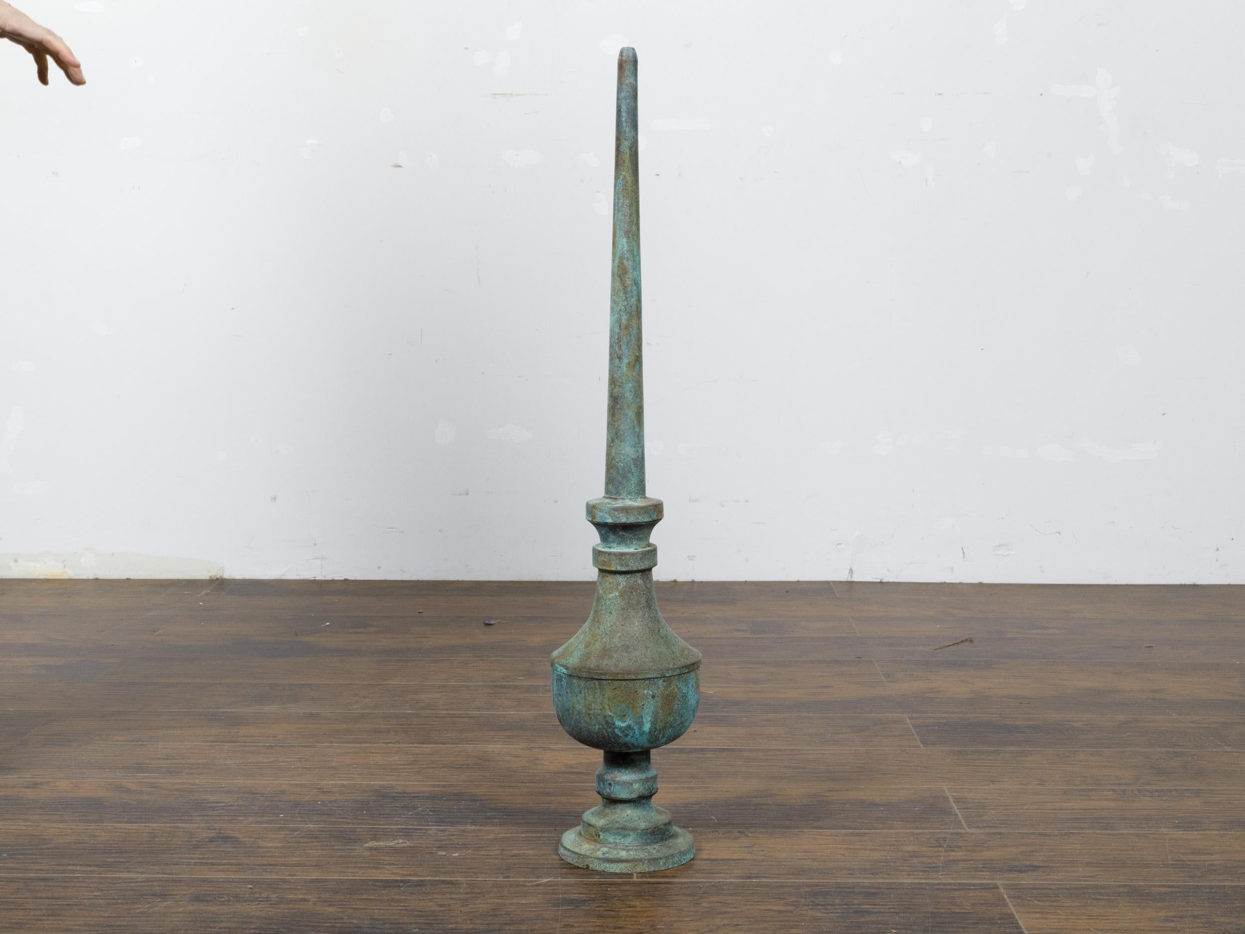 Un terminale in rame di epoca vittoriana inglese del XIX secolo con patina verdastra. Questo terminale in rame di epoca vittoriana, risalente al XIX secolo, affascina per la sua ricca patina verdastra e i sottili accenni di turchese che aggiungono