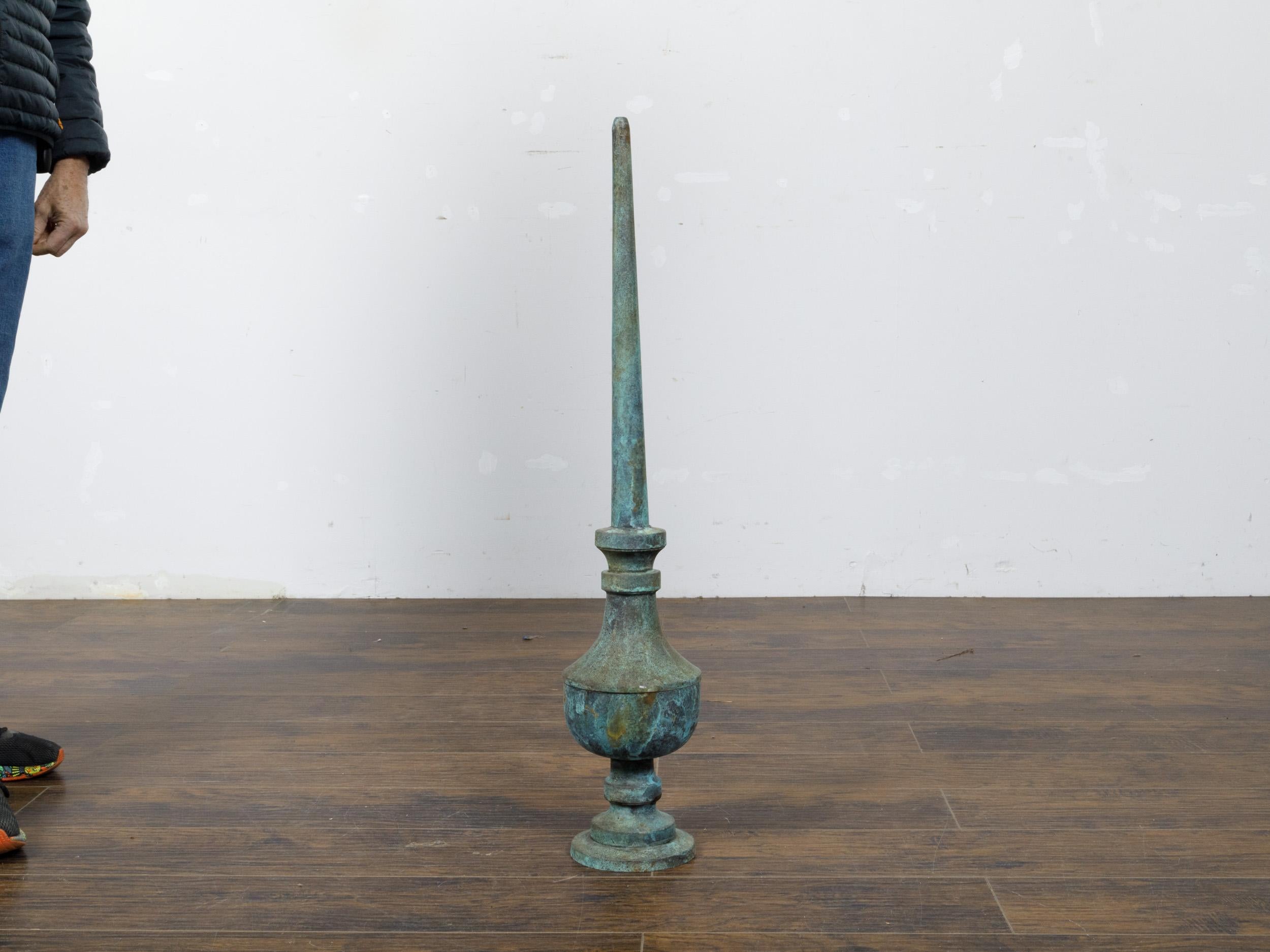Inglese Finiale in rame del periodo vittoriano inglese del XIX secolo con patina di Verdigris in vendita