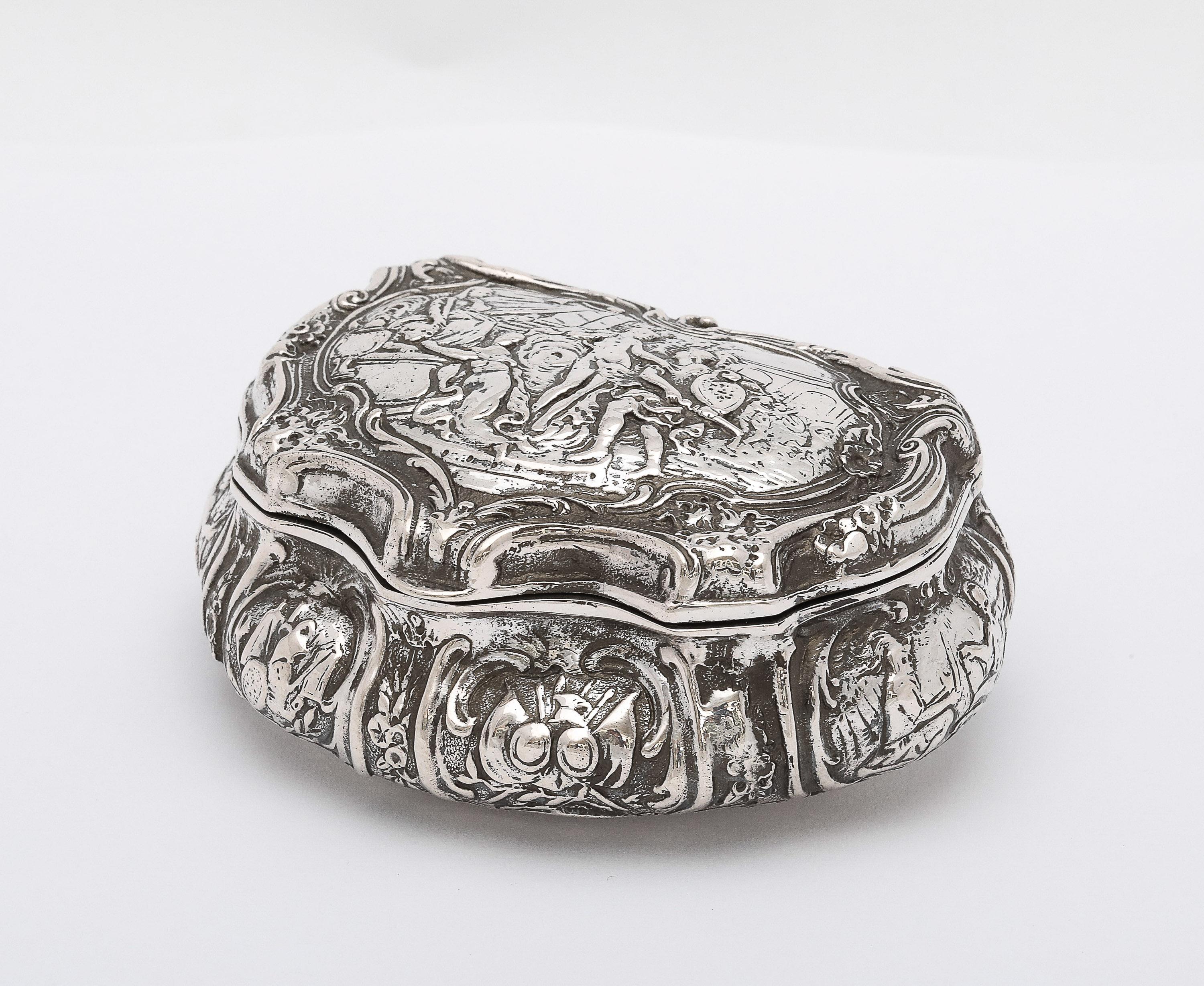 Tabatière d'époque victorienne en argent continental de Hanau (.800) avec couvercle à charnière en vente 3