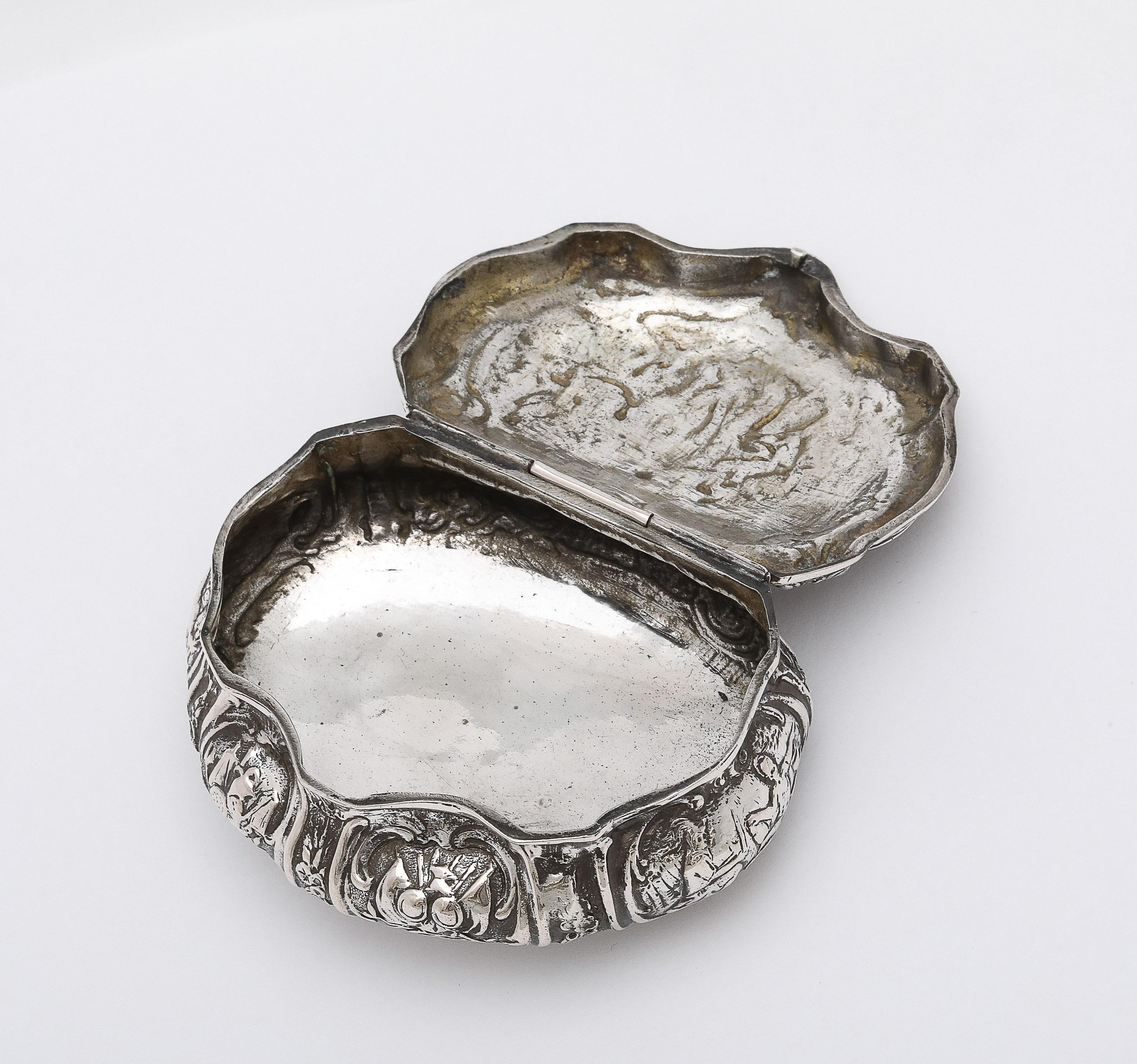 Tabatière d'époque victorienne en argent continental de Hanau (.800) avec couvercle à charnière en vente 4