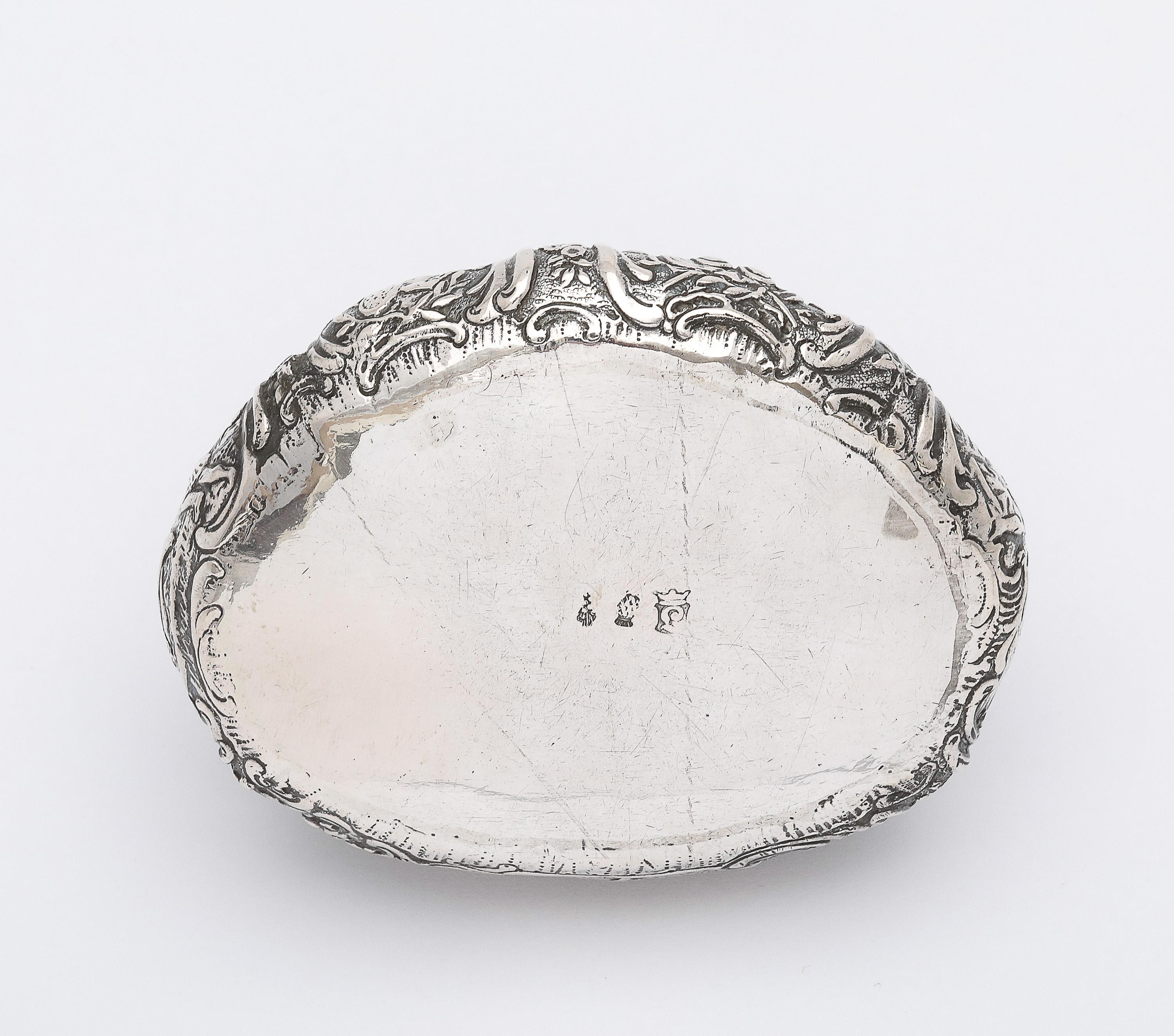Tabatière d'époque victorienne en argent continental de Hanau (.800) avec couvercle à charnière en vente 5