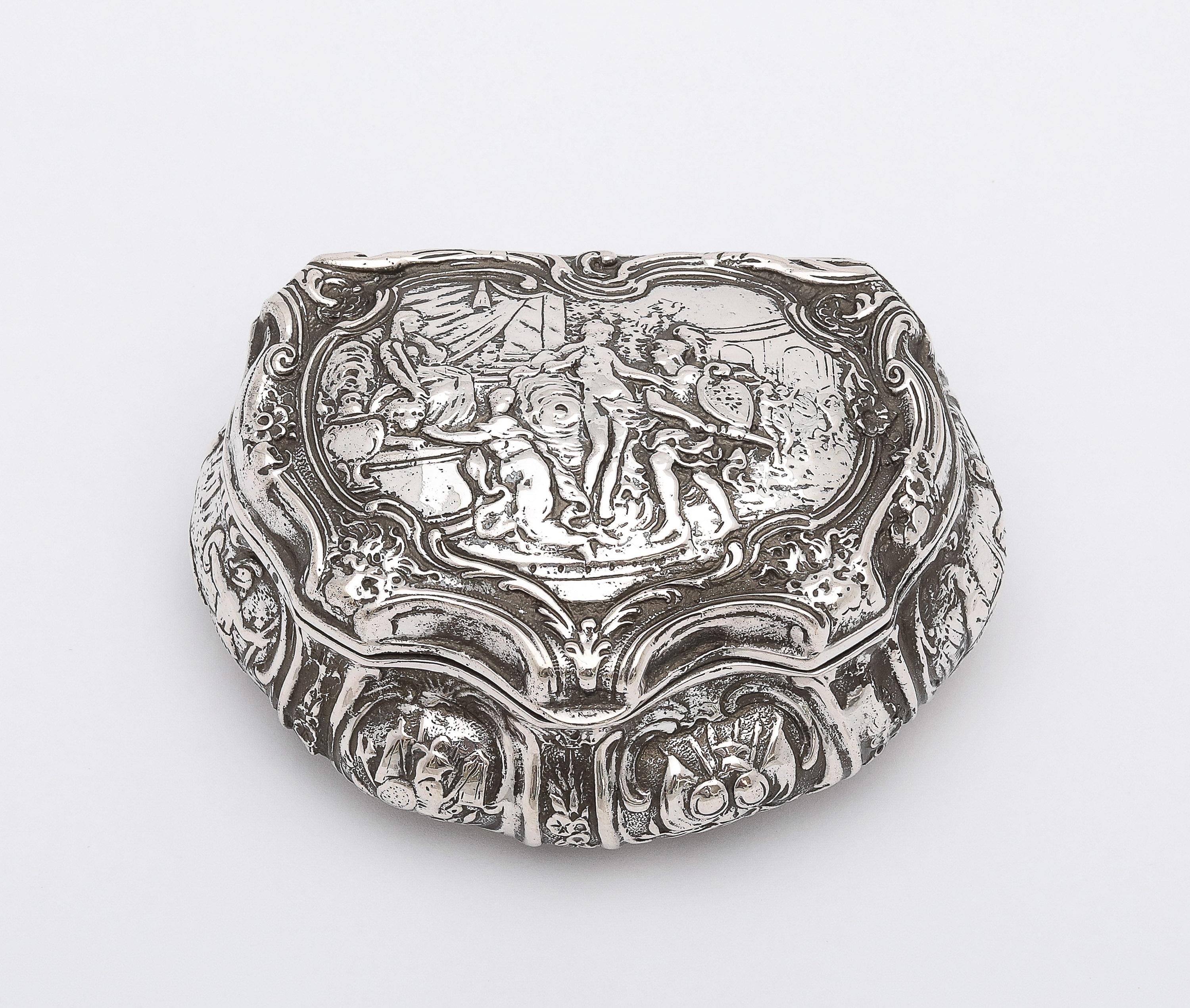 Tabatière/boîte à bibelots en argent continental (.800) de l'époque victorienne, avec un couvercle à charnière,  Hanau, Allemagne, Ca. 1895. La boîte est décorée de figures néoclassiques. La boîte mesure 3 1/4 pouces de large (au point le plus