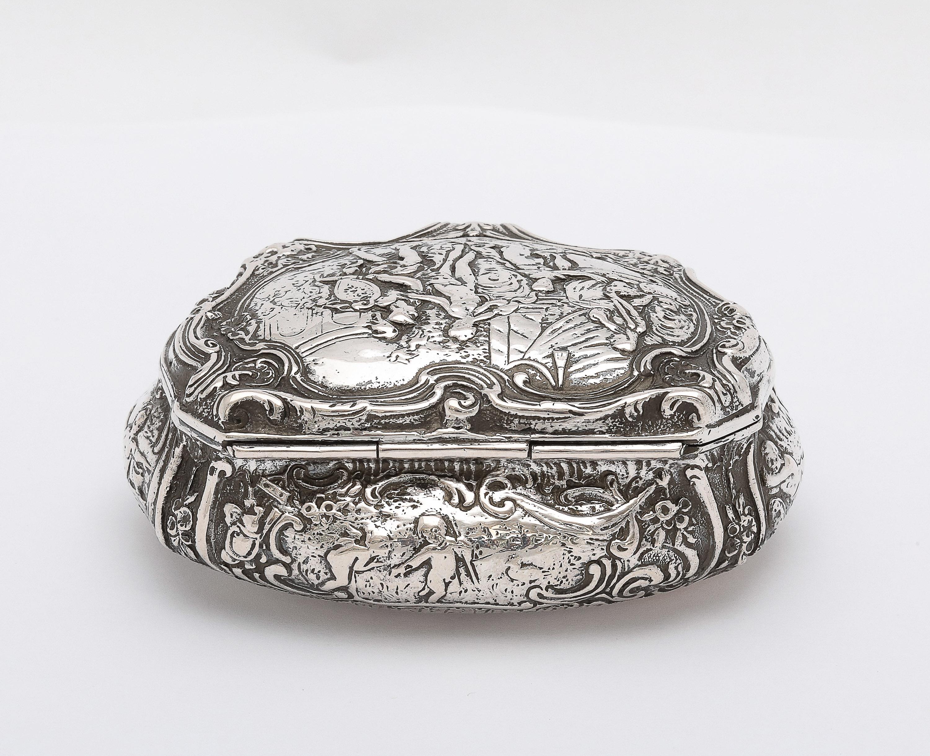 Tabatière d'époque victorienne en argent continental de Hanau (.800) avec couvercle à charnière en vente 1