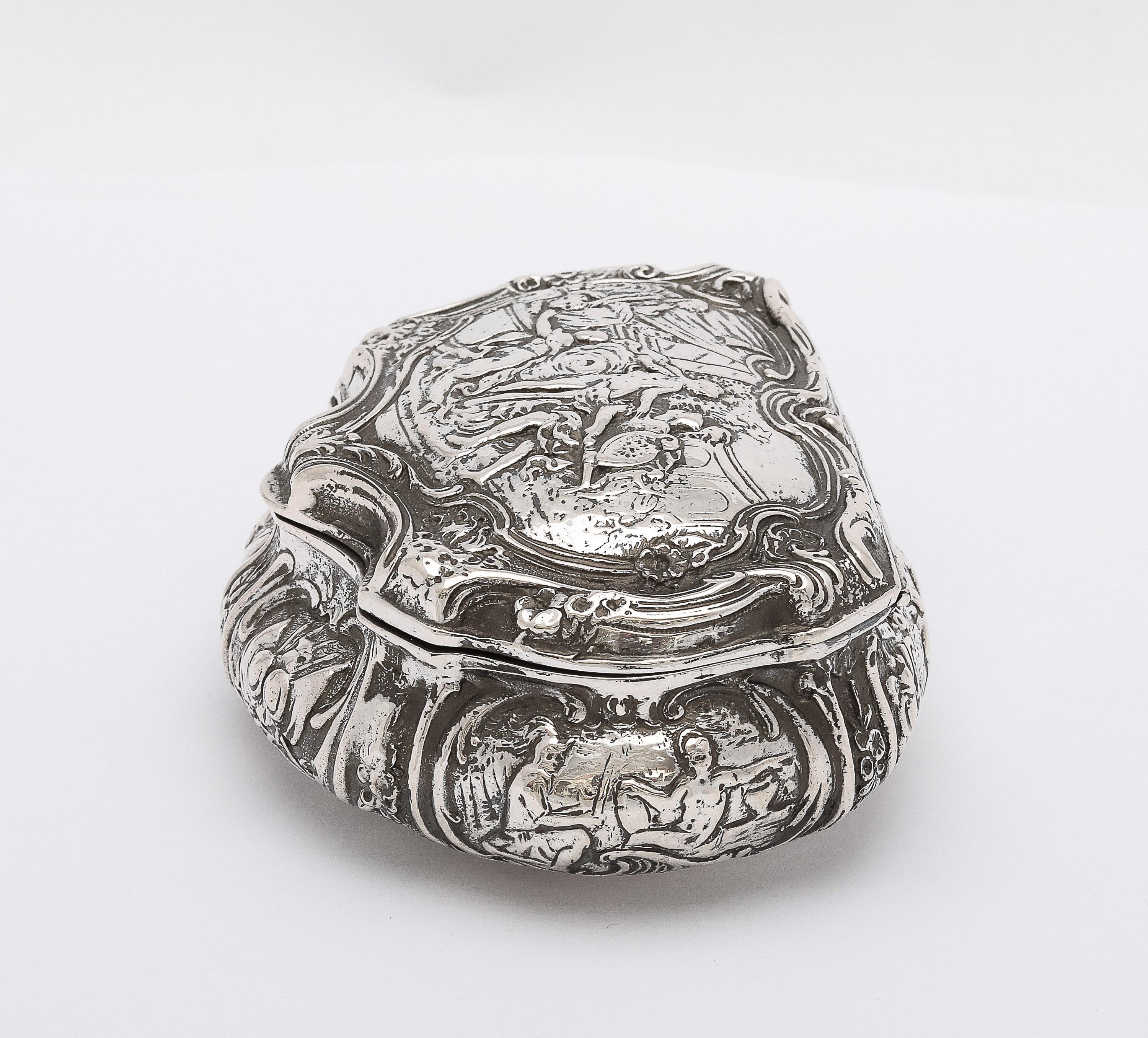 Tabatière d'époque victorienne en argent continental de Hanau (.800) avec couvercle à charnière en vente 2
