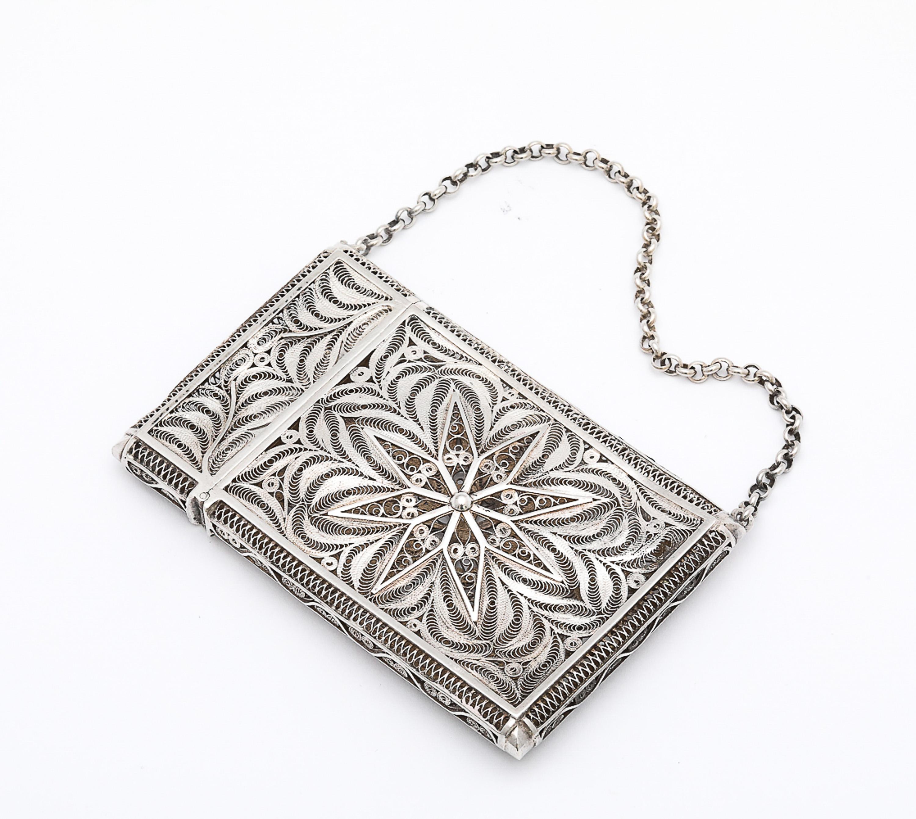 Periodo victoriano, tejida a mano, alambre de plata de ley, tarjetero para tarjetas de visita/llamadas, europeo, Ca. 1895. El alambre de plata de ley está tejido con intrincados patrones. Cuando está cerrado, el maletín mide casi 3 3/4 pulgadas de