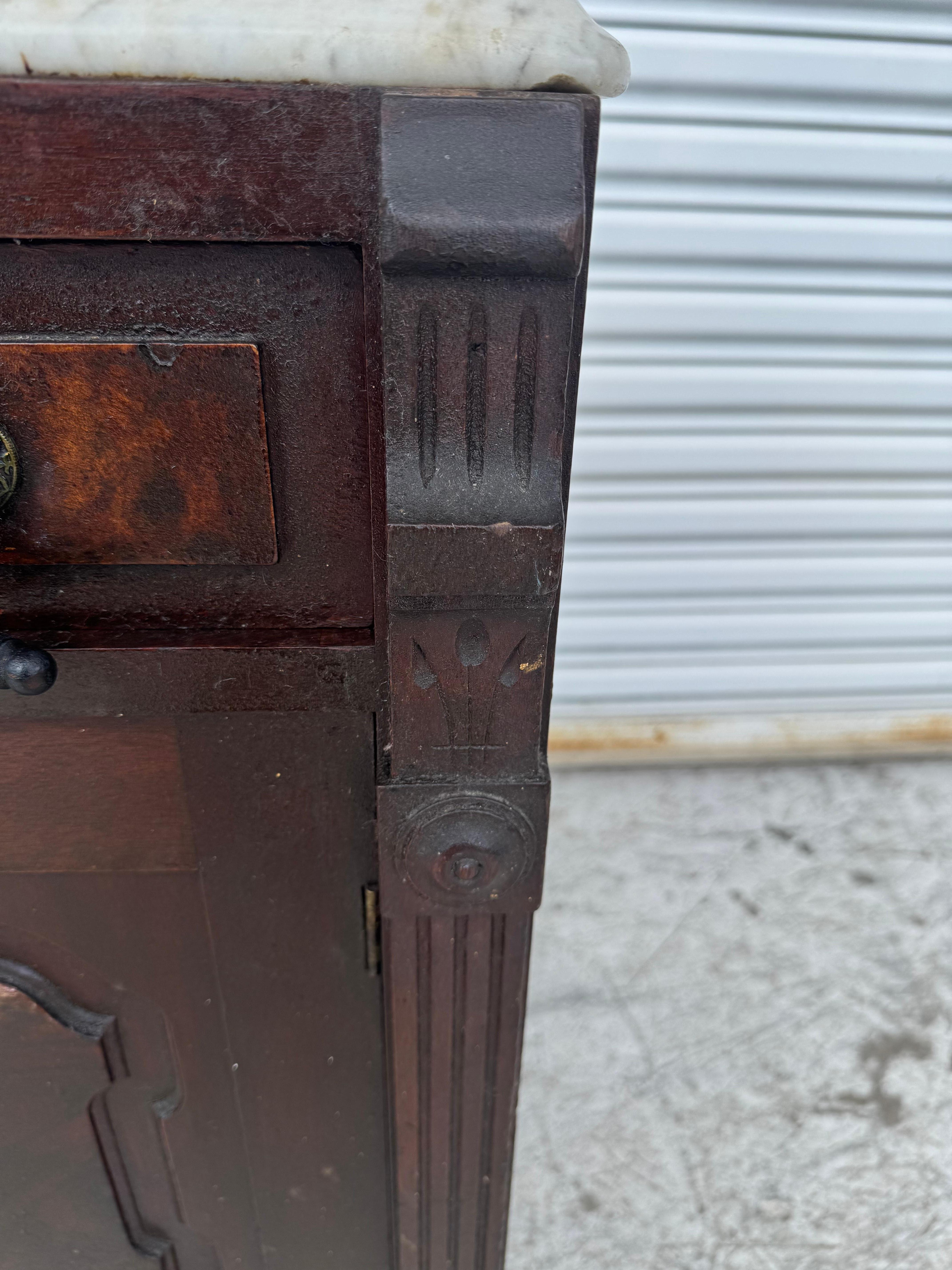 Mahagoni-Schrank mit Marmorplatte aus viktorianischer Zeit im Angebot 3