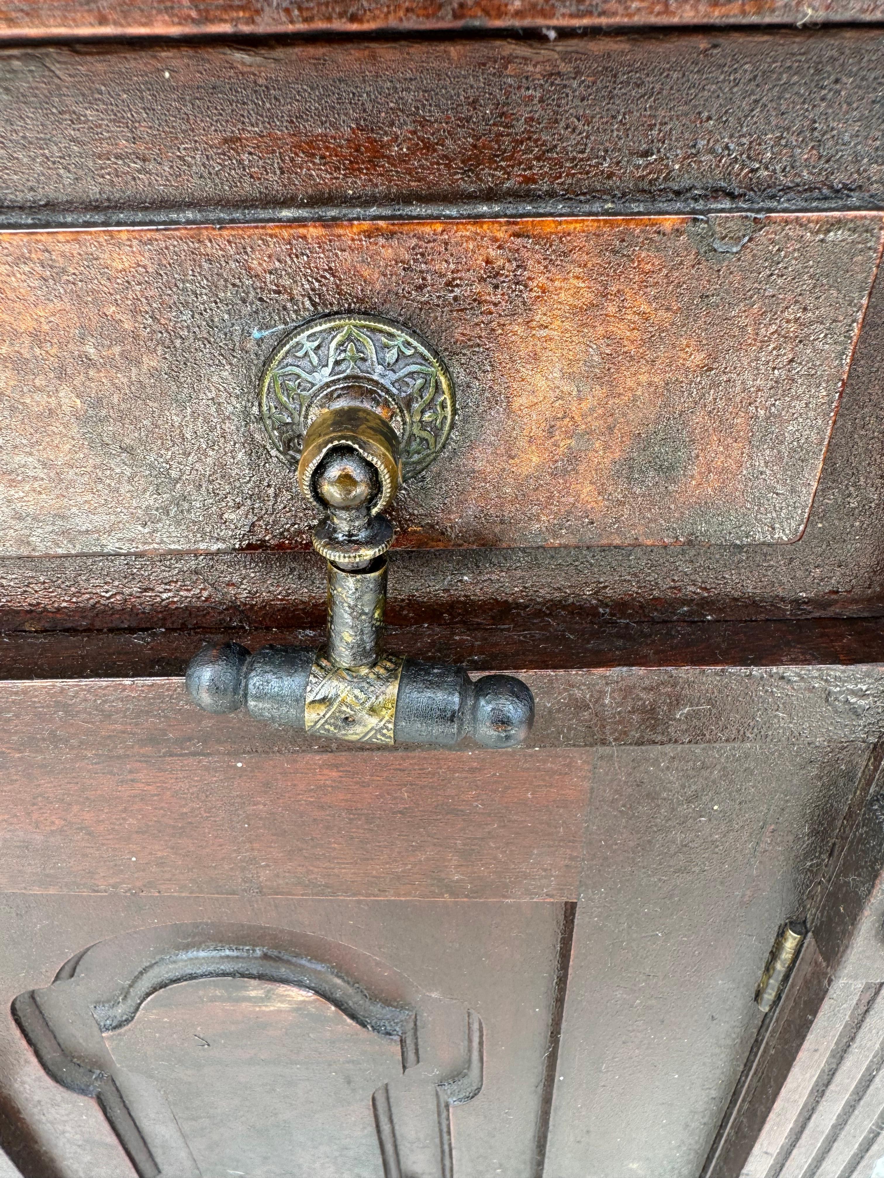 Mahagoni-Schrank mit Marmorplatte aus viktorianischer Zeit (Englisch) im Angebot