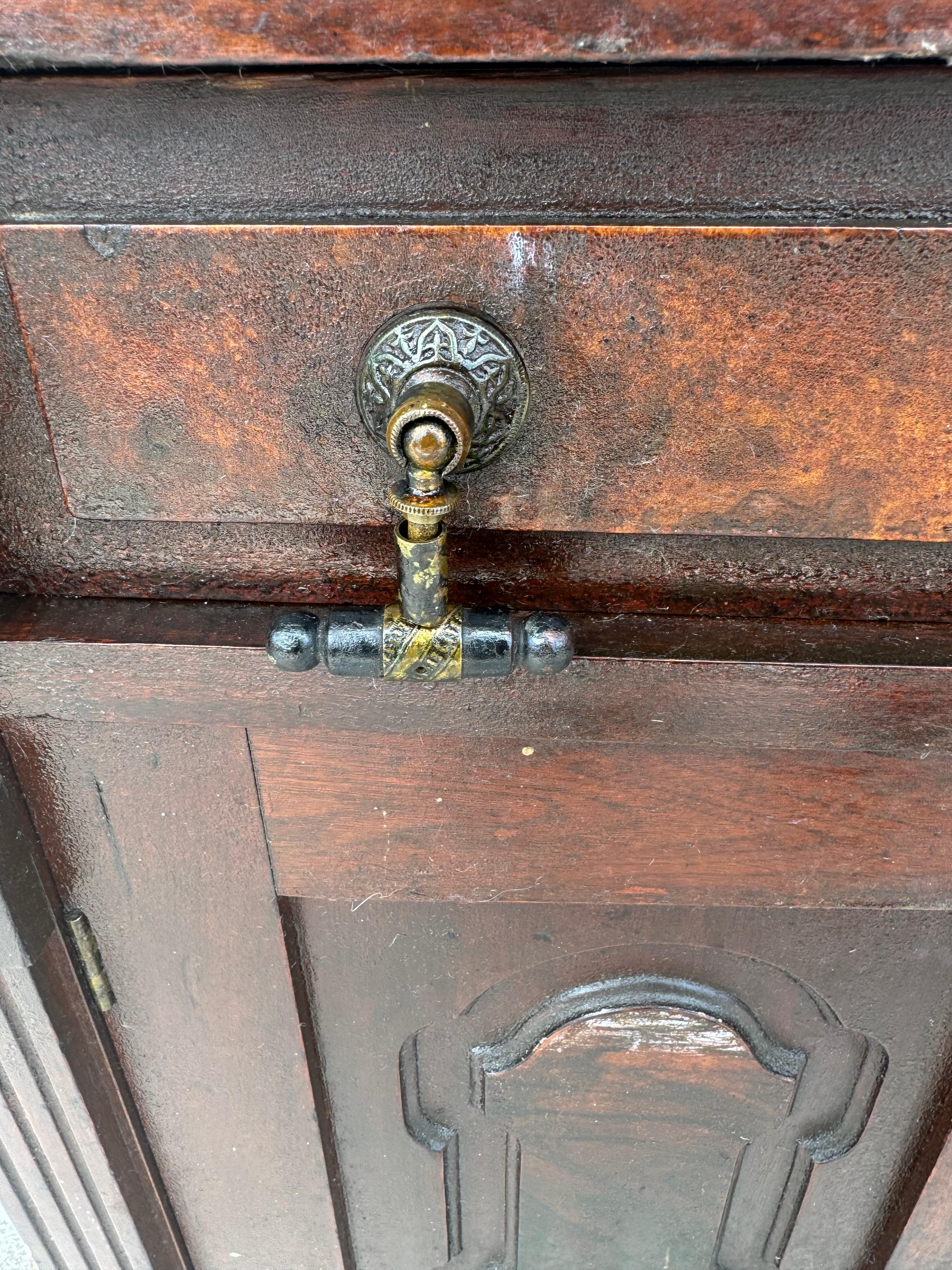 Mahagoni-Schrank mit Marmorplatte aus viktorianischer Zeit im Zustand „Relativ gut“ im Angebot in Pasadena, TX