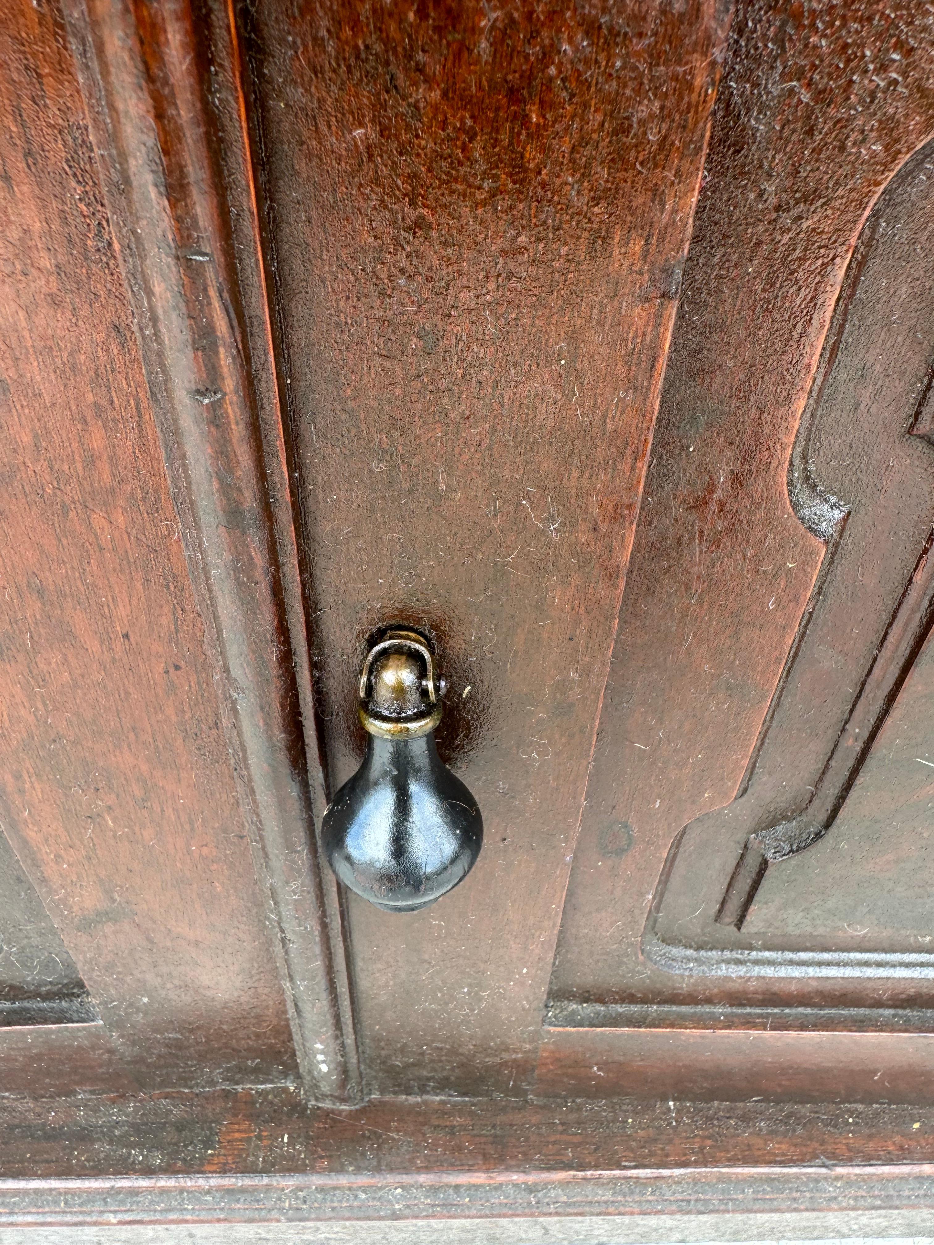 Mahagoni-Schrank mit Marmorplatte aus viktorianischer Zeit (19. Jahrhundert) im Angebot