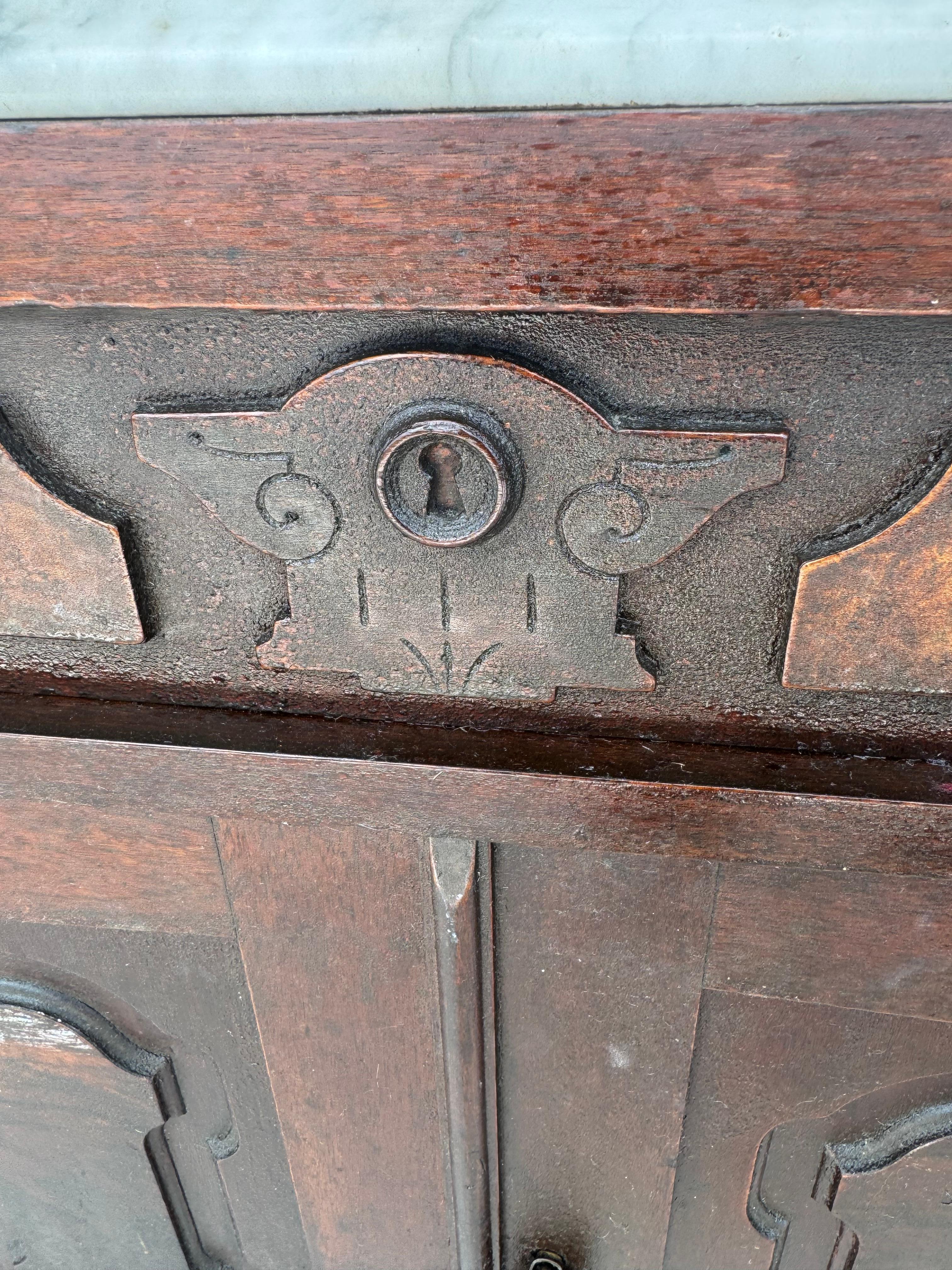 Mahagoni-Schrank mit Marmorplatte aus viktorianischer Zeit (Carrara-Marmor) im Angebot