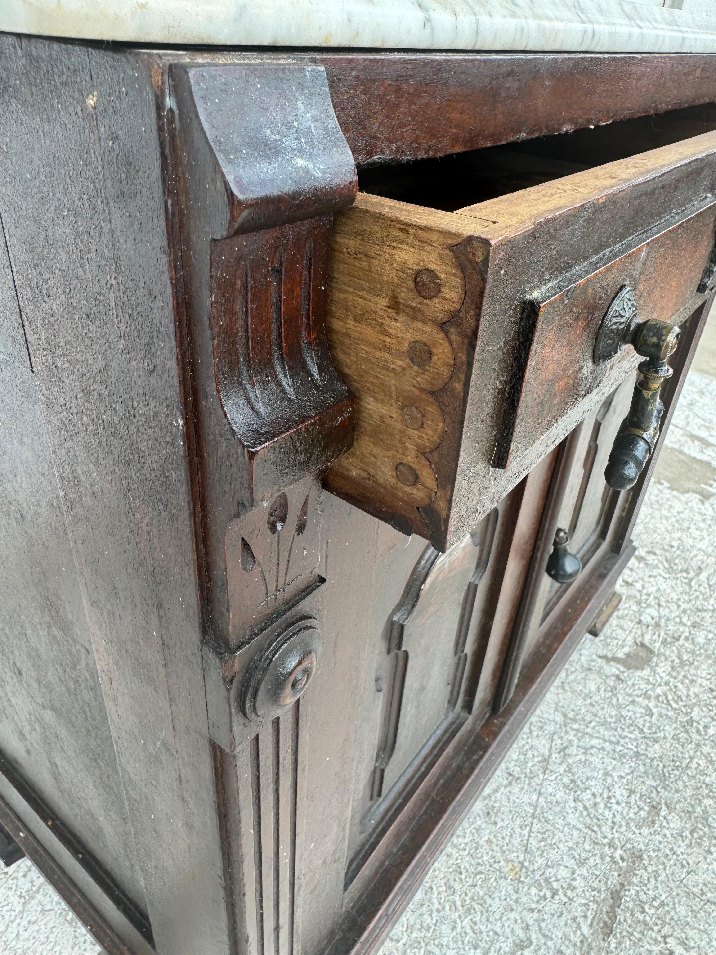 Mahagoni-Schrank mit Marmorplatte aus viktorianischer Zeit im Angebot 2