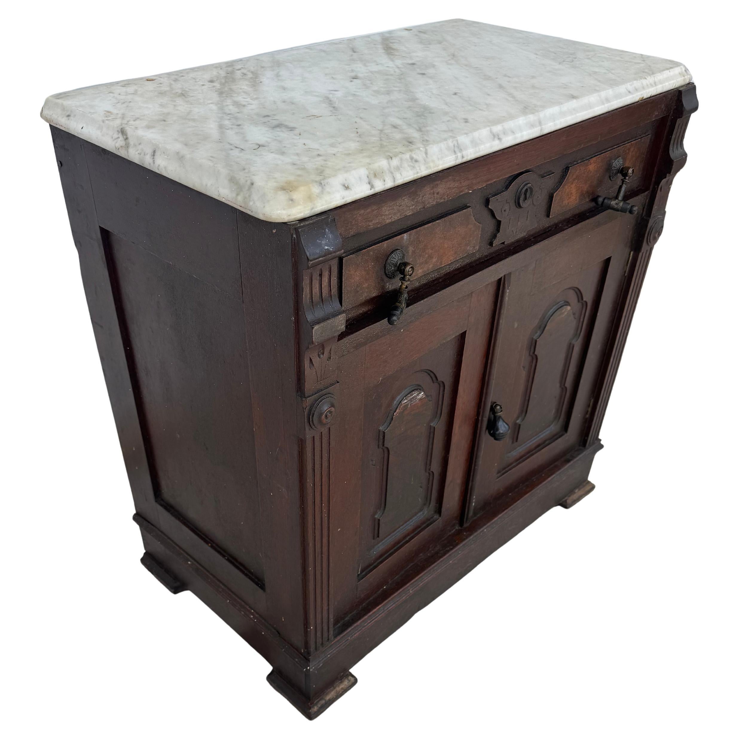 Armadio con piano in marmo in mogano di epoca vittoriana