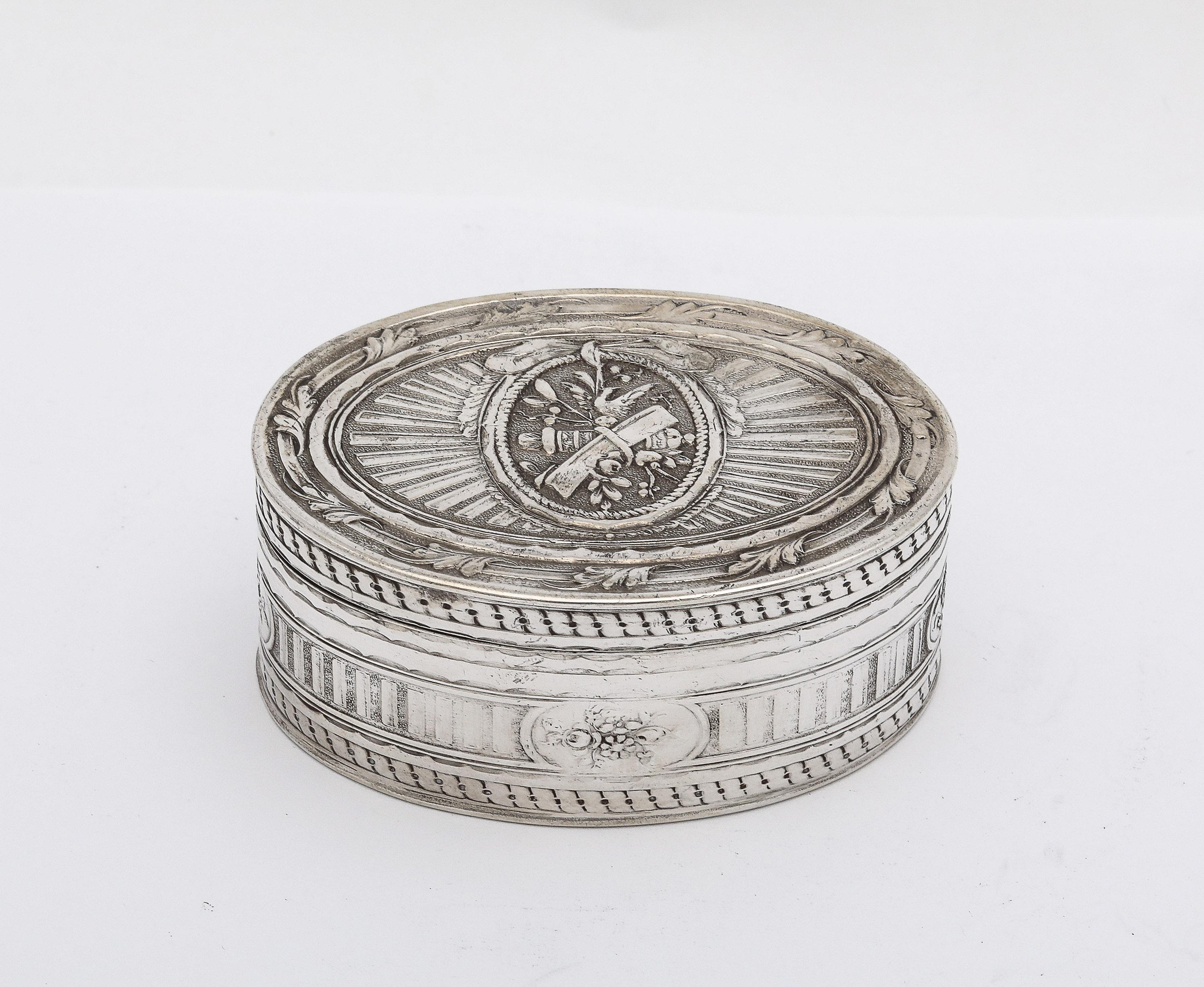Victorian Period, Neoclassical Style, sterling silver, French, oval snuff box, Paris, Ca 1875. Beautifully decorated with Neoclassical motifs. Measures 2 1/2 inches wide (at widest point) x 2 inches deep (at deepest point) x 1 inch high. Weighs