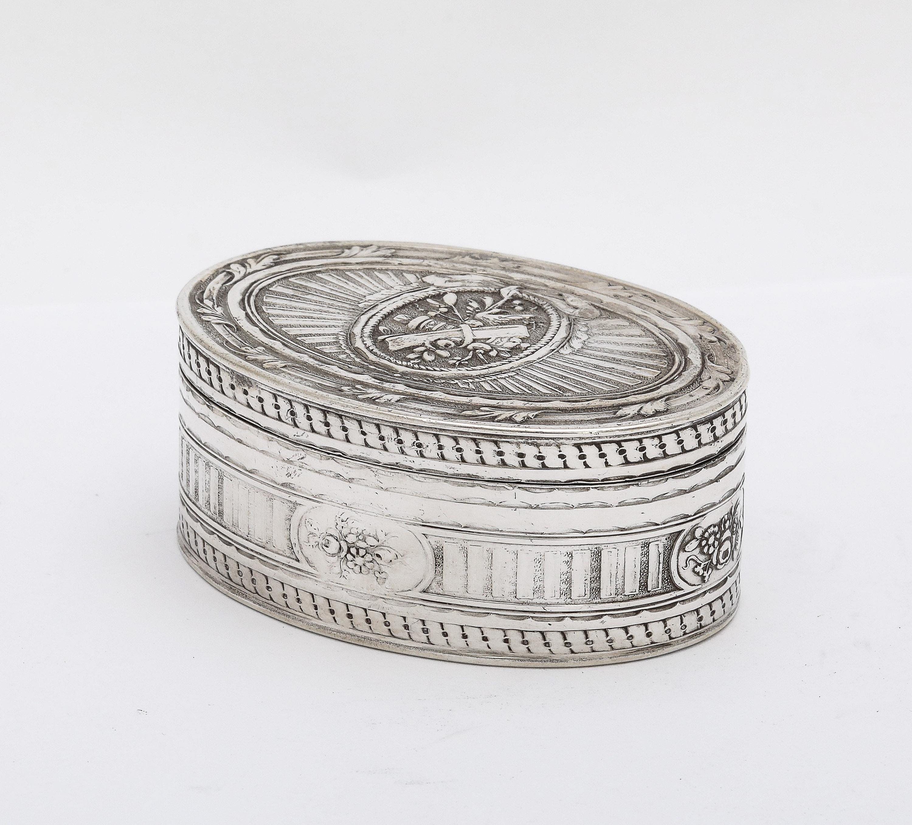 Victorian Period Neoclassical-Style Sterling Silver French Oval Snuff Box In Good Condition In New York, NY