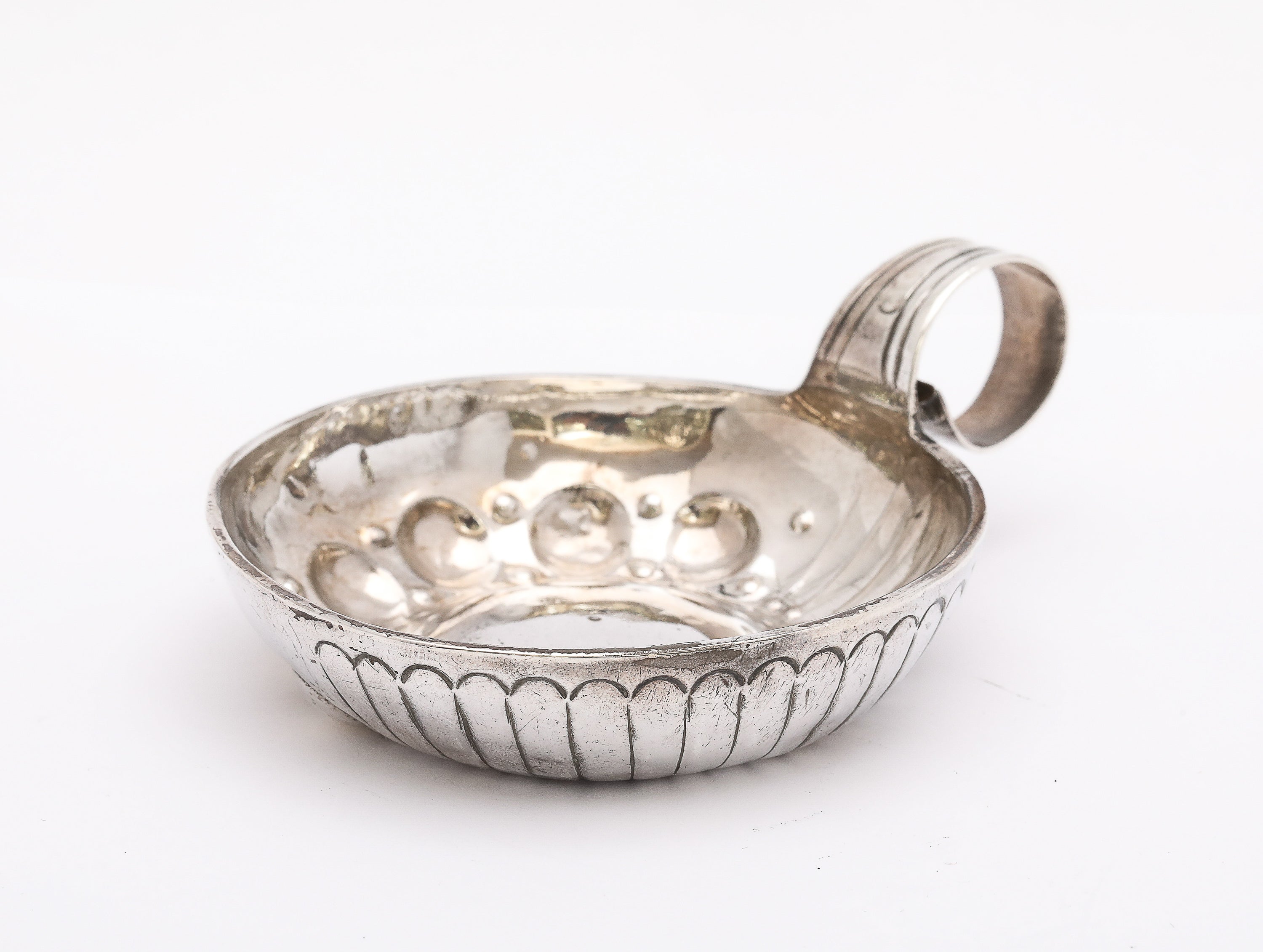 Victorian Period, sterling silver sine taster, Paris, Ca. 1880's. Measures a total of 4 inches wide (from outer edge of handle to outer edge of bowl) x 3 inches diameter x 1 1/2 inches high. Weighs 1.435 Troy ounces. Lovely design. Dark areas on